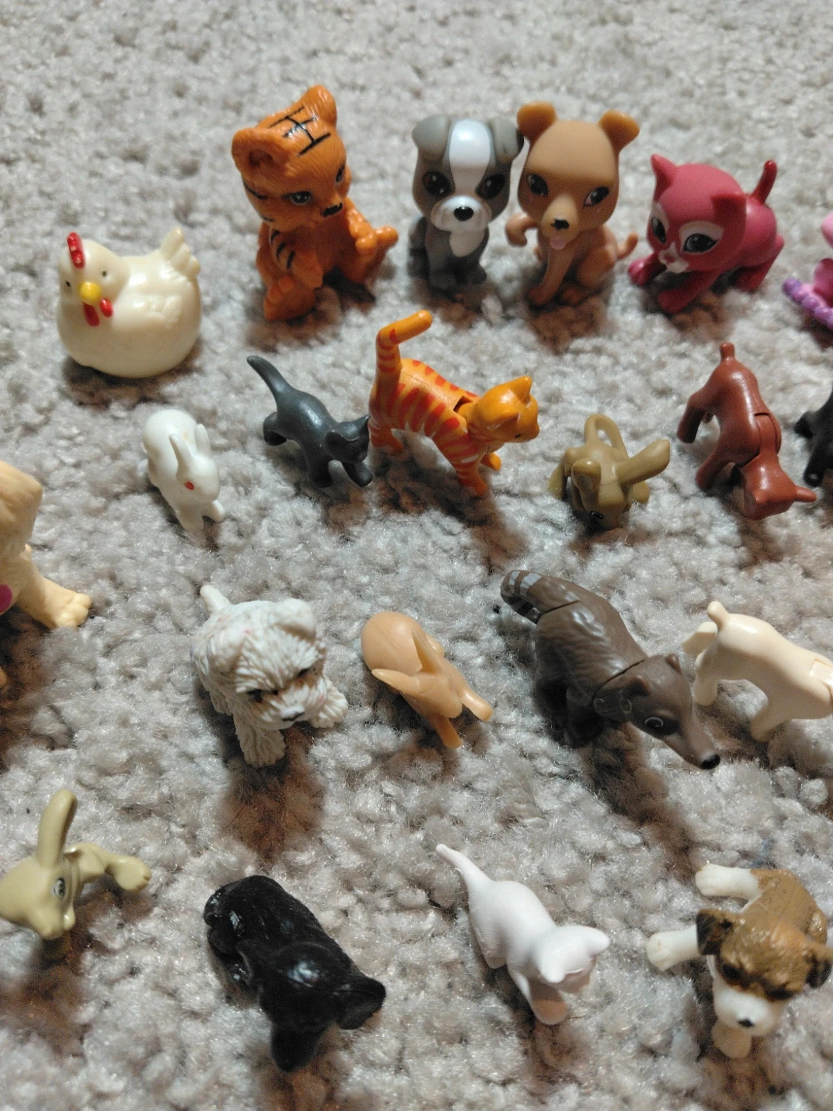 Grand lot de mini figurines d'animaux varies en plastique.
