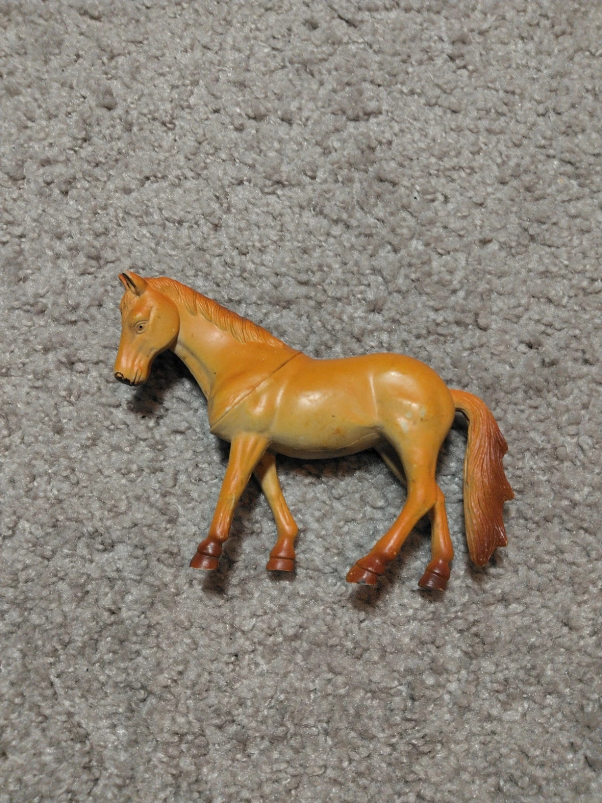 Figurine de cheval miniature isabelle caramel vintage