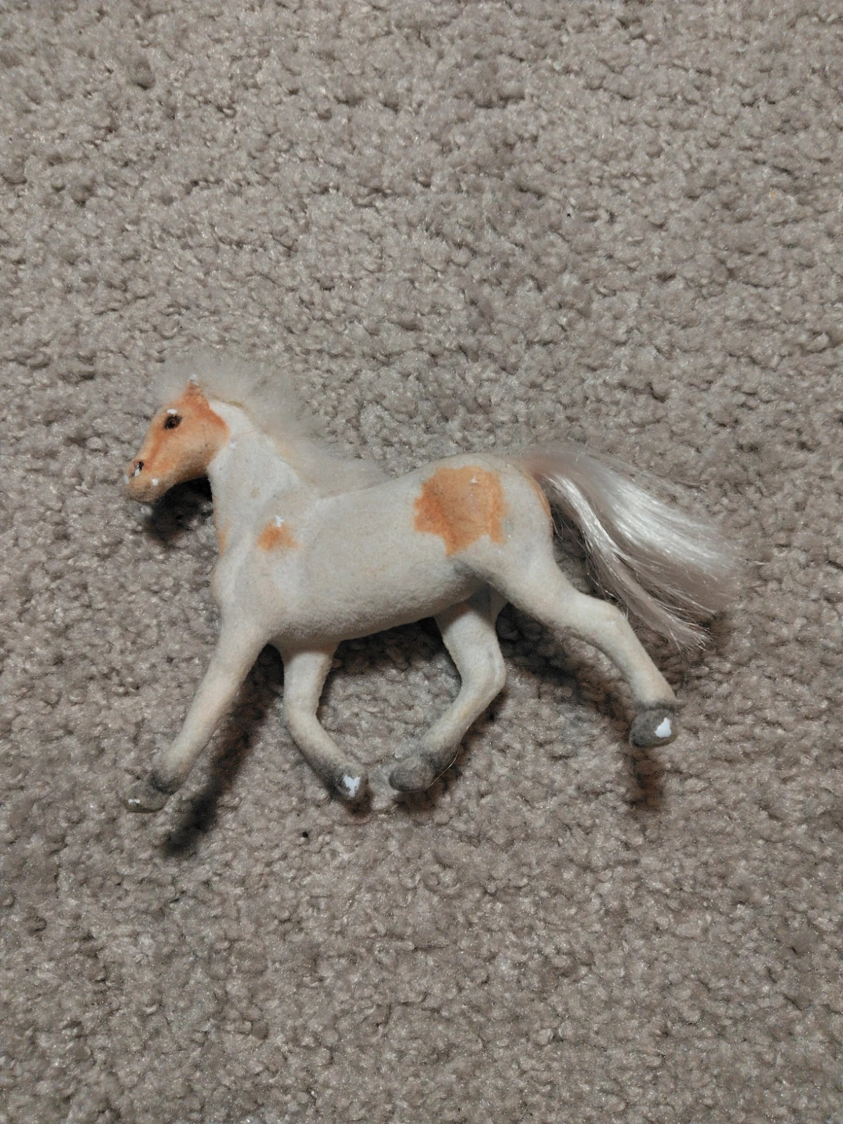 Figurine de cheval / poney miniature effet velours / flokati avec crinière blanche