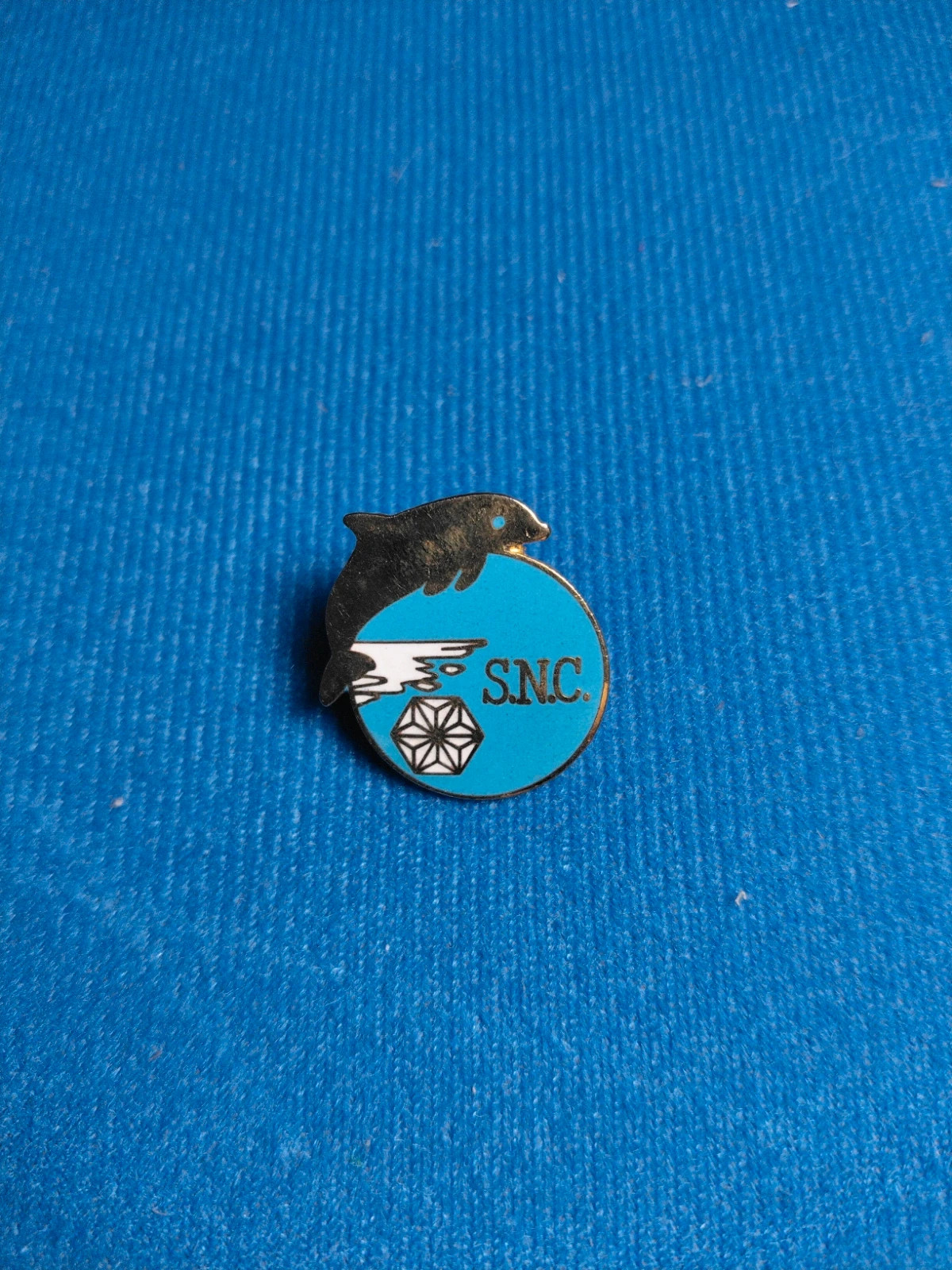 Pin's vintage dauphin SNC