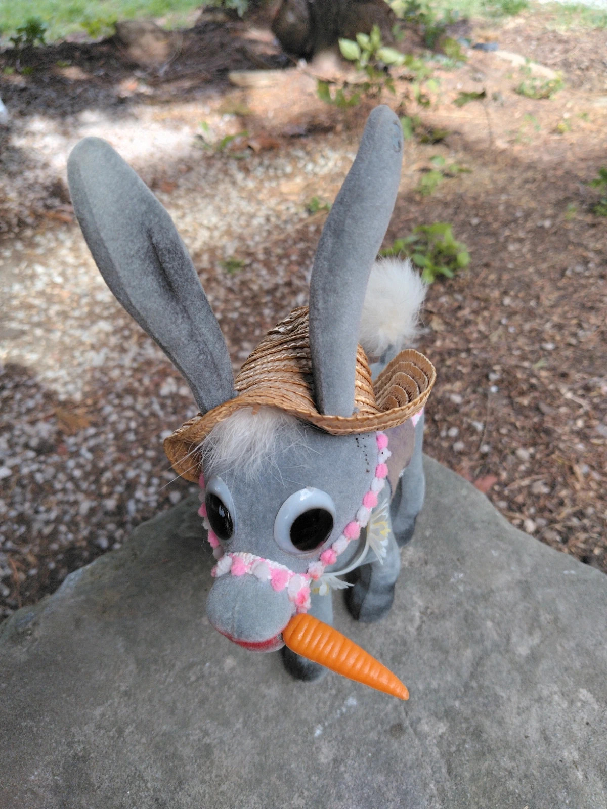 Figurine ane flocke chapeau de paille et carotte
