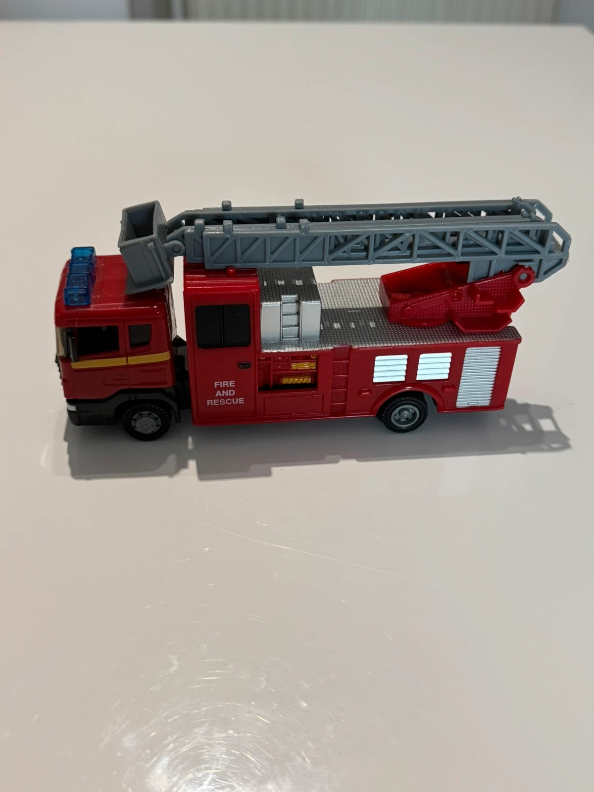 Camion Pompiers 1/64 en bon état – Harmony 4