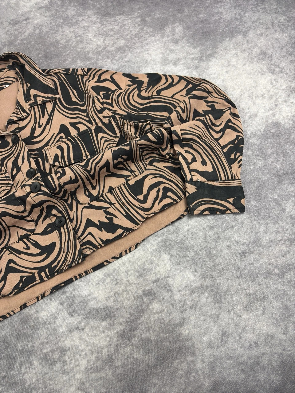 Trendy Abstract Marble Print Oversized Jacket Beige Black Button Shirt Women Size M – Vintage Dressing – taille Taille unique 2