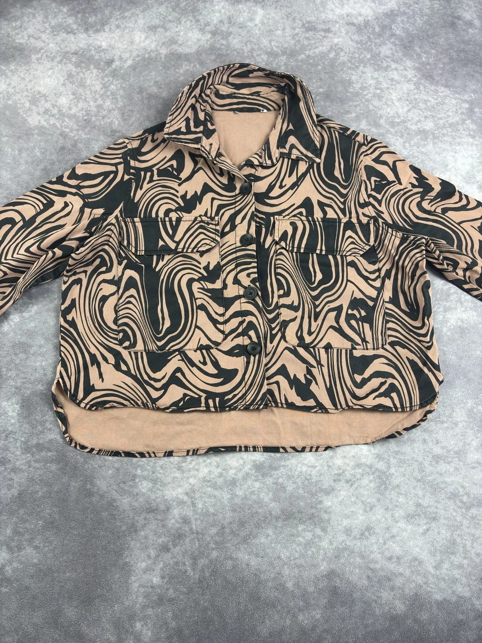 Trendy Abstract Marble Print Oversized Jacket Beige Black Button Shirt Women Size M – Vintage Dressing – taille Taille unique 4