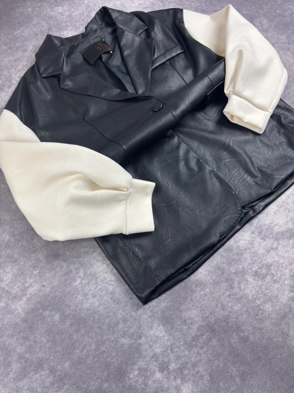 Vintage Black Faux Leather Blazer Jacket with Cream Sleeves Retro Y2K Streetwear Style – Vintage Dressing – taille Taille unique 4
