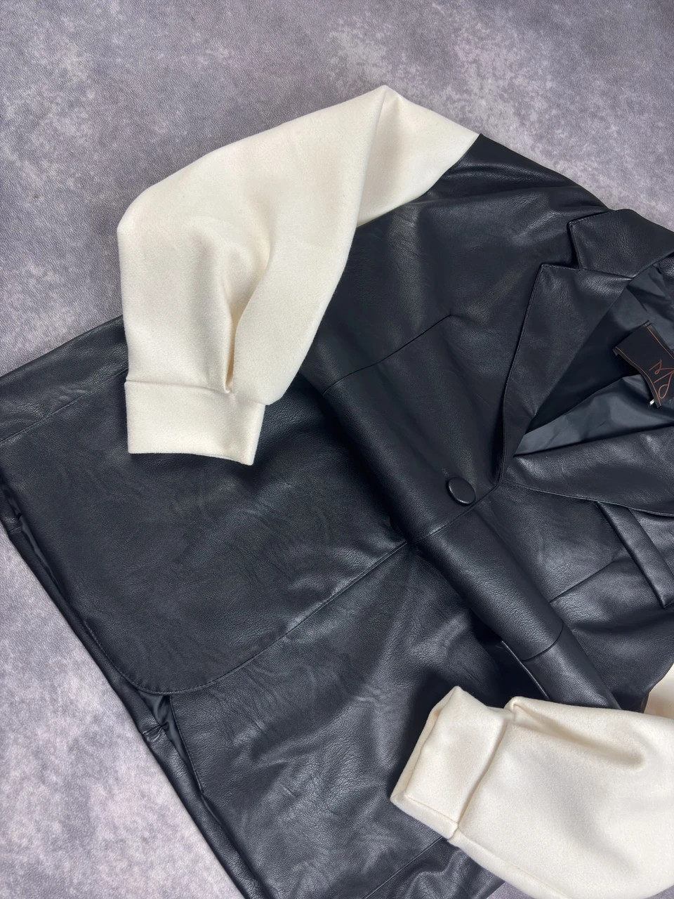 Vintage Black Faux Leather Blazer Jacket with Cream Sleeves Retro Y2K Streetwear Style – Vintage Dressing – taille Taille unique 3