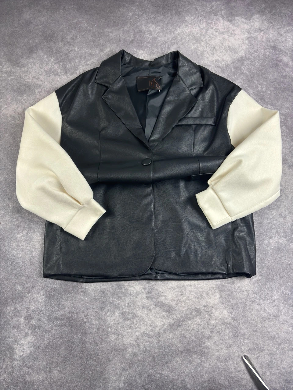 Vintage Black Faux Leather Blazer Jacket with Cream Sleeves Retro Y2K Streetwear Style – Vintage Dressing – taille Taille unique