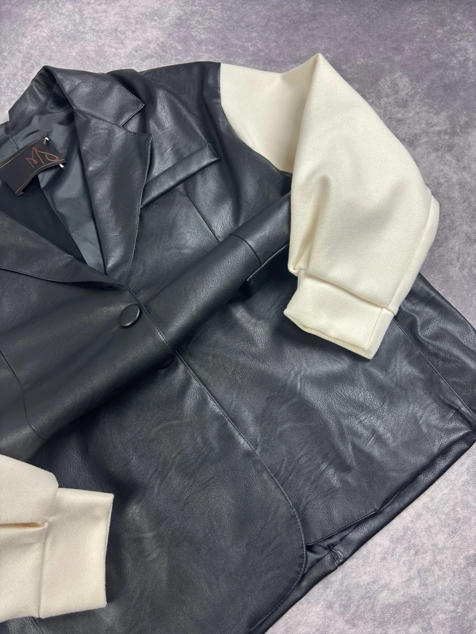 Vintage Black Faux Leather Blazer Jacket with Cream Sleeves Retro Y2K Streetwear Style – Vintage Dressing – taille Taille unique 2