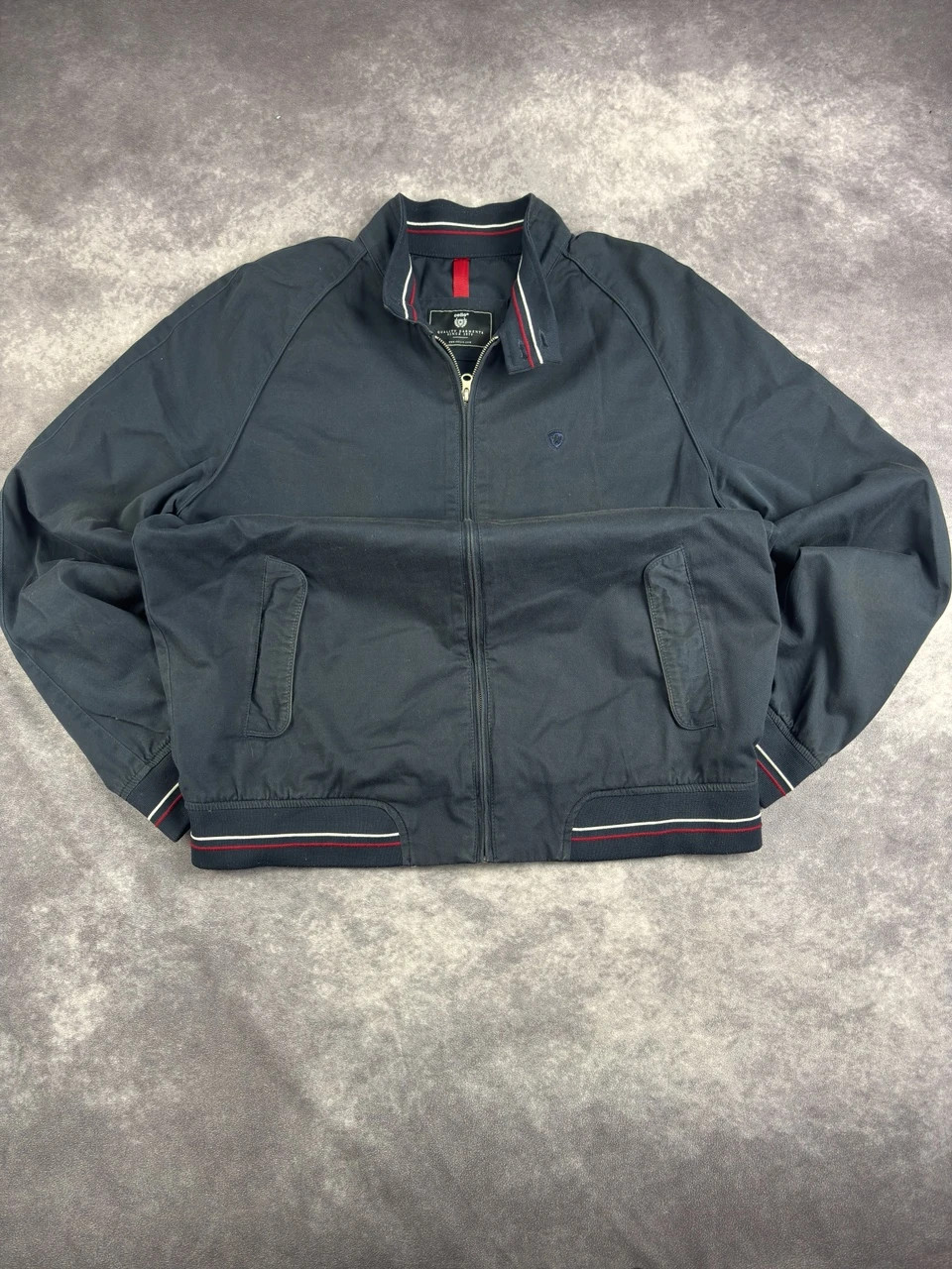 Bomber Navy Zip Jacket Embroidered Logo Retro Streetwear – Vintage Dressing – taille XL