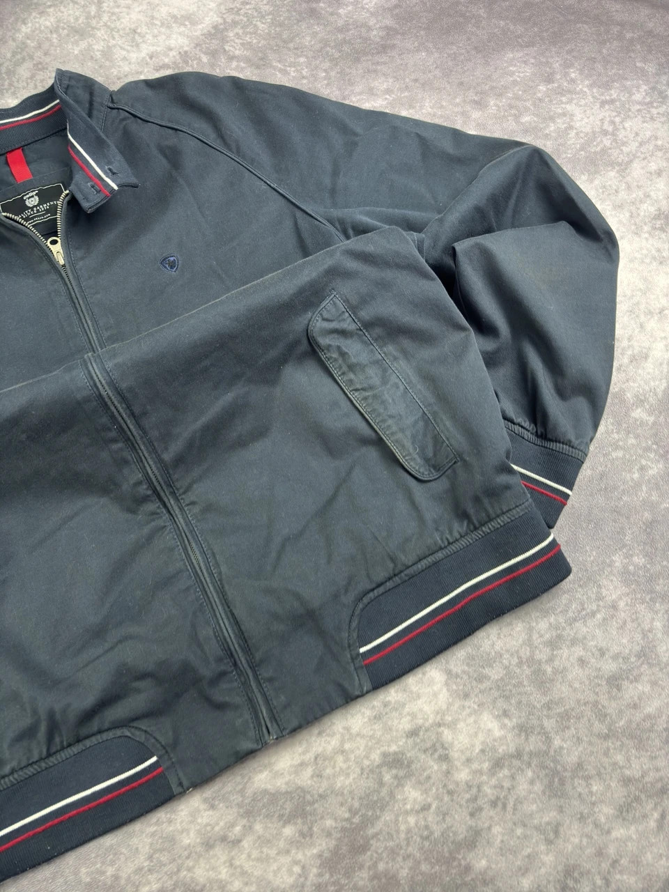 Bomber Navy Zip Jacket Embroidered Logo Retro Streetwear – Vintage Dressing – taille XL 2