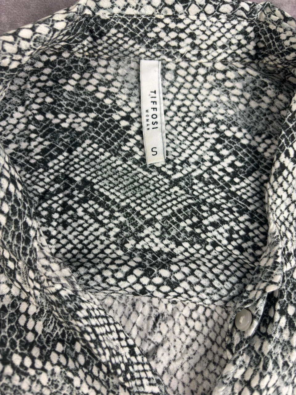 Tiffosi Women Snake Print Shirt Black White Grey Size S Y2K Retro Casual Long Sleeve Button Up – Vintage Dressing – taille S / 36 / 8 5