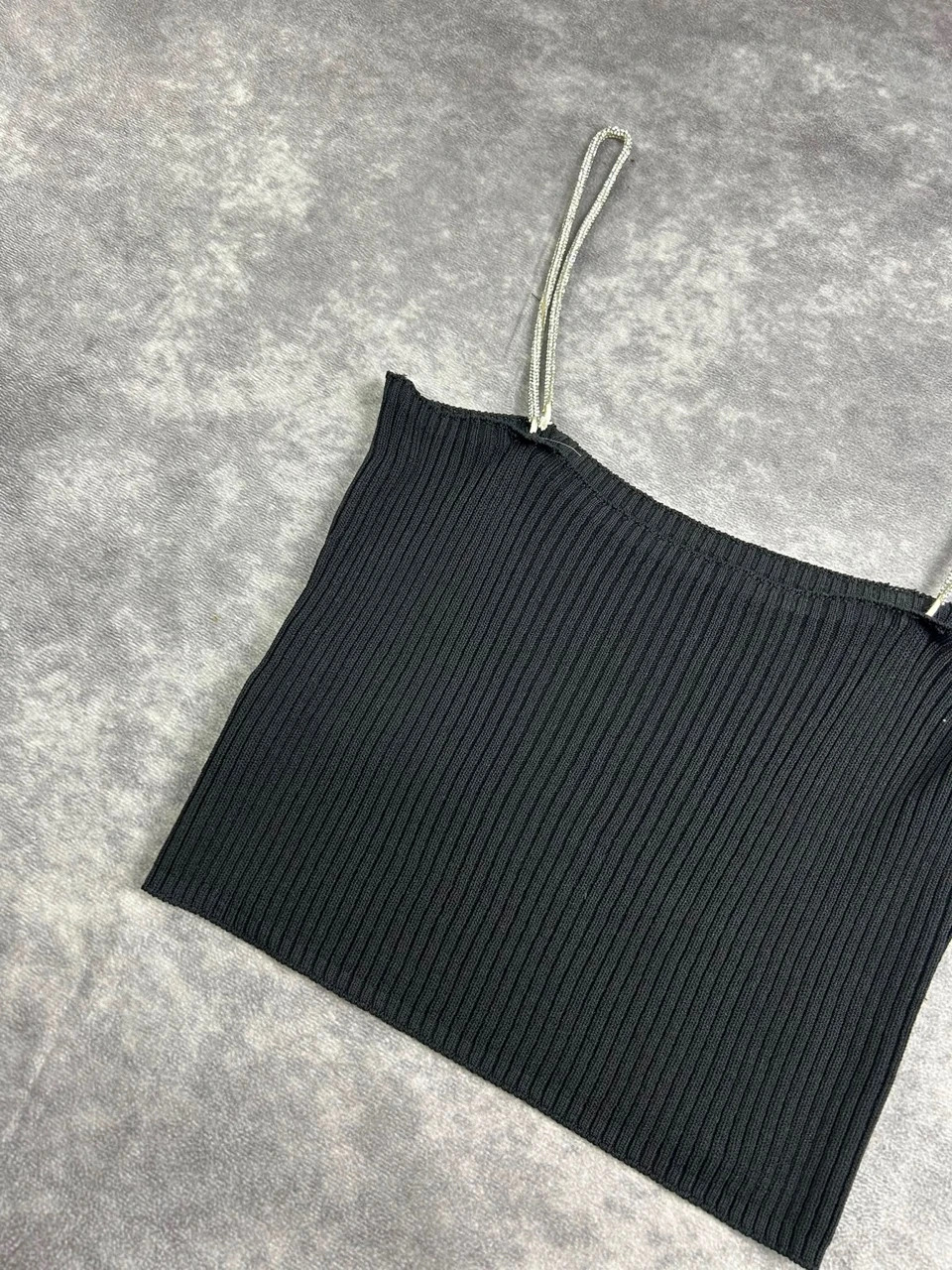 Original Black Ribbed Spaghetti Strap Crop Top Y2K Streetwear Retro Silver Detail – Vintage Dressing – taille Taille unique 4