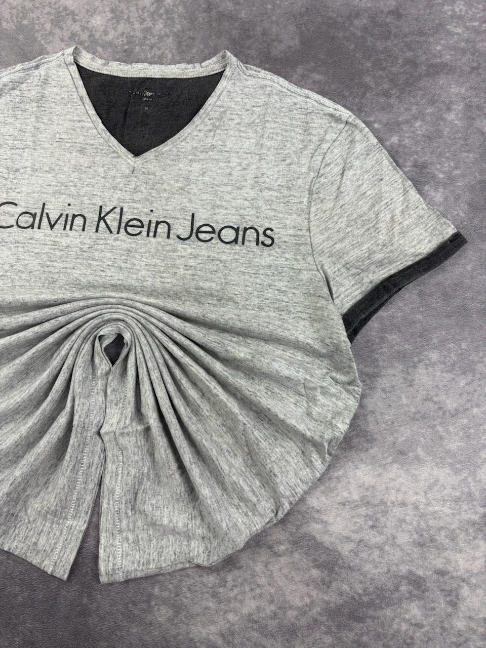 Calvin Klein Jeans Heather Grey V-Neck T-Shirt Casual Style🌺 – Calvin Klein Jeans – taille M 2