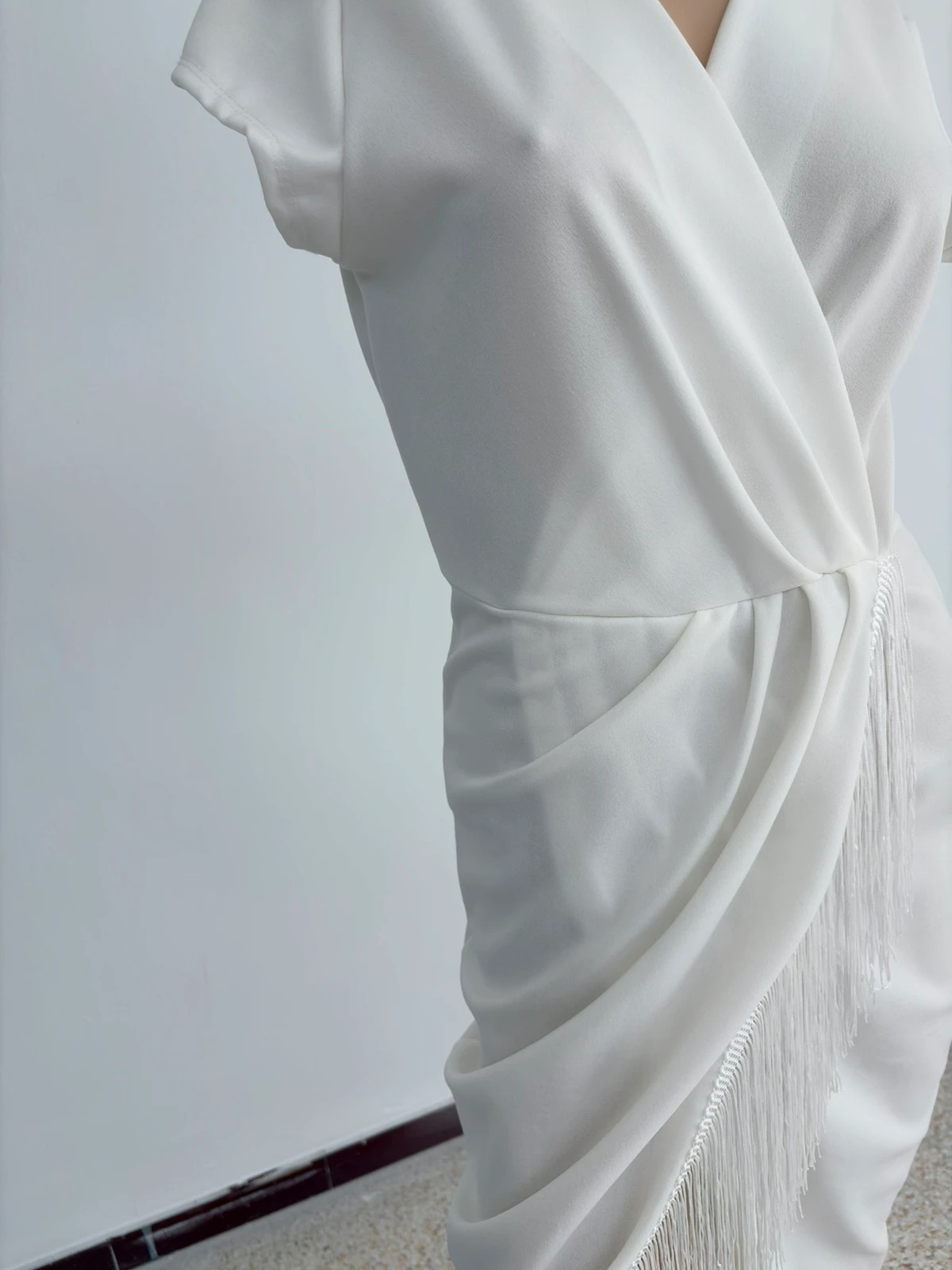 Elegant White Wrap Dress With Fringe Details V Neck Short Sleeve Cocktail Wedding Party M🌺 – Vintage Dressing – taille M / 38 / 10 5