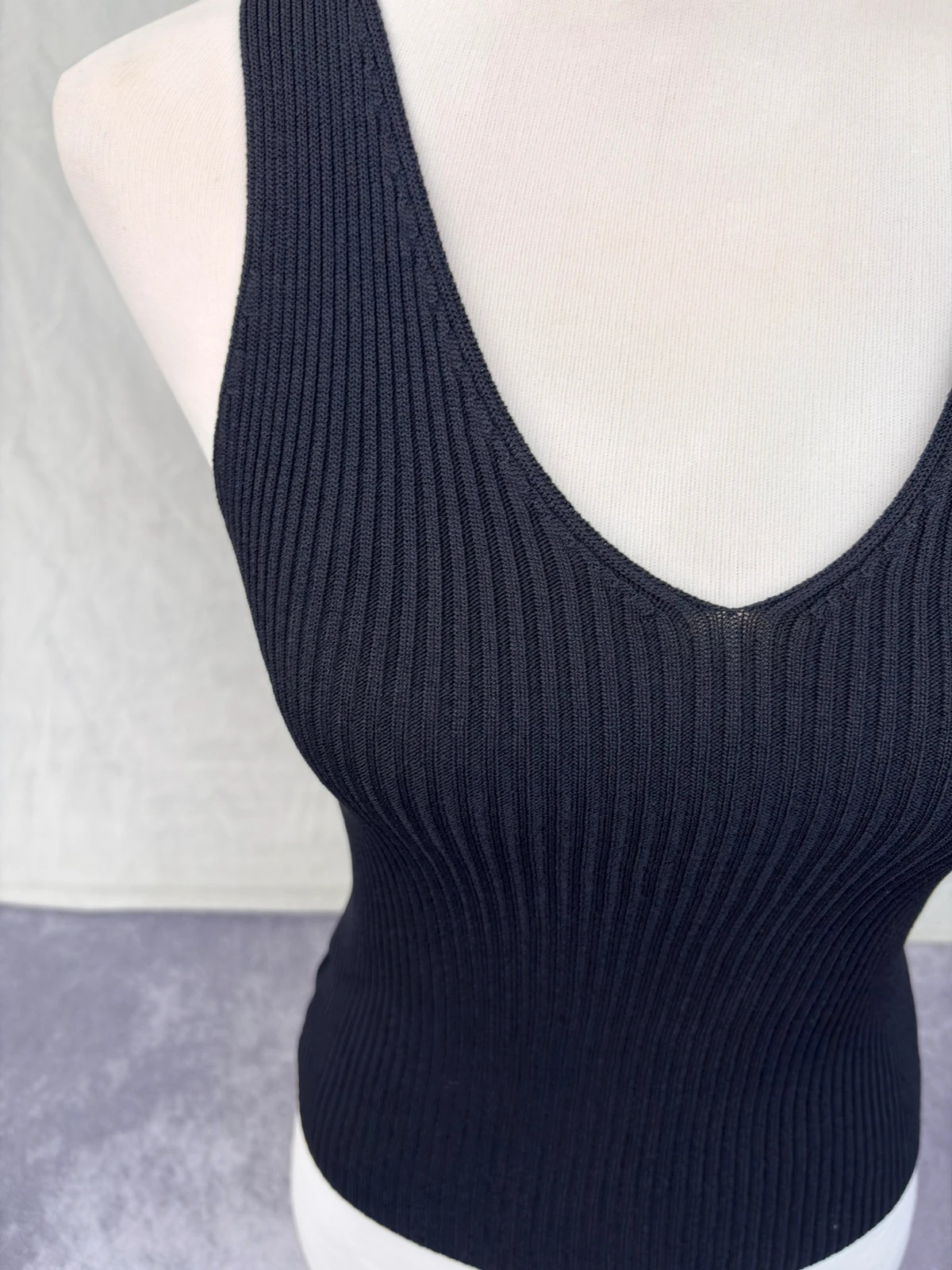 Black Ribbed Knit Tank Top Sleeveless V Neck Blouse Casual Basic Summer Vest Elegant Chic Y2K🌺 – Vintage Dressing – taille Taille unique 2