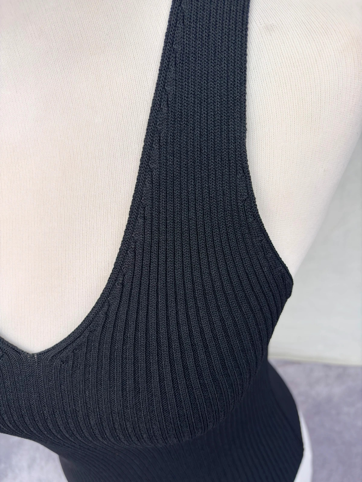 Black Ribbed Knit Tank Top Sleeveless V Neck Blouse Casual Basic Summer Vest Elegant Chic Y2K🌺 – Vintage Dressing – taille Taille unique 3
