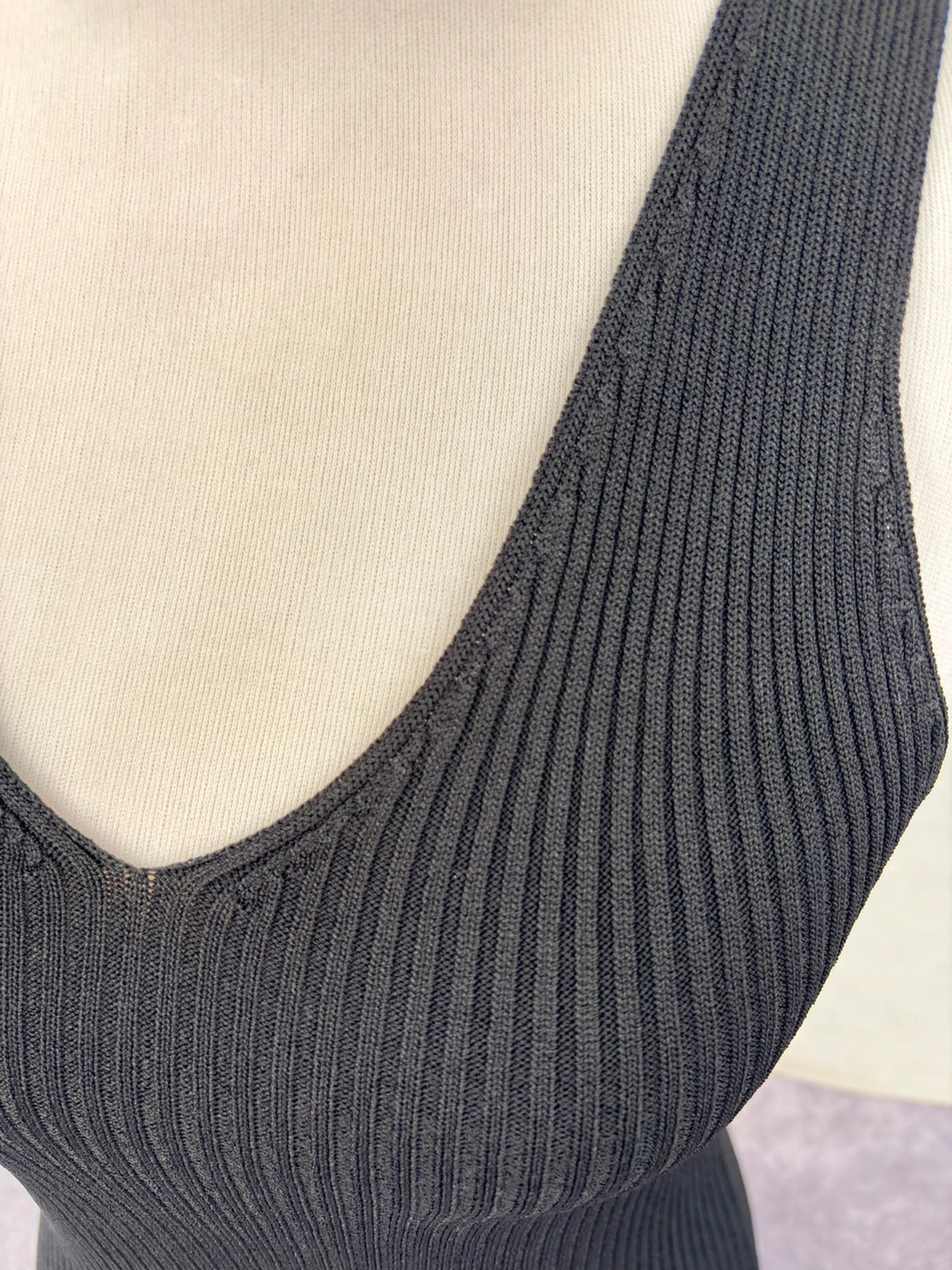 Black Ribbed Knit Tank Top Sleeveless V Neck Blouse Casual Basic Summer Vest Elegant Chic Y2K🌺 – Vintage Dressing – taille Taille unique 4