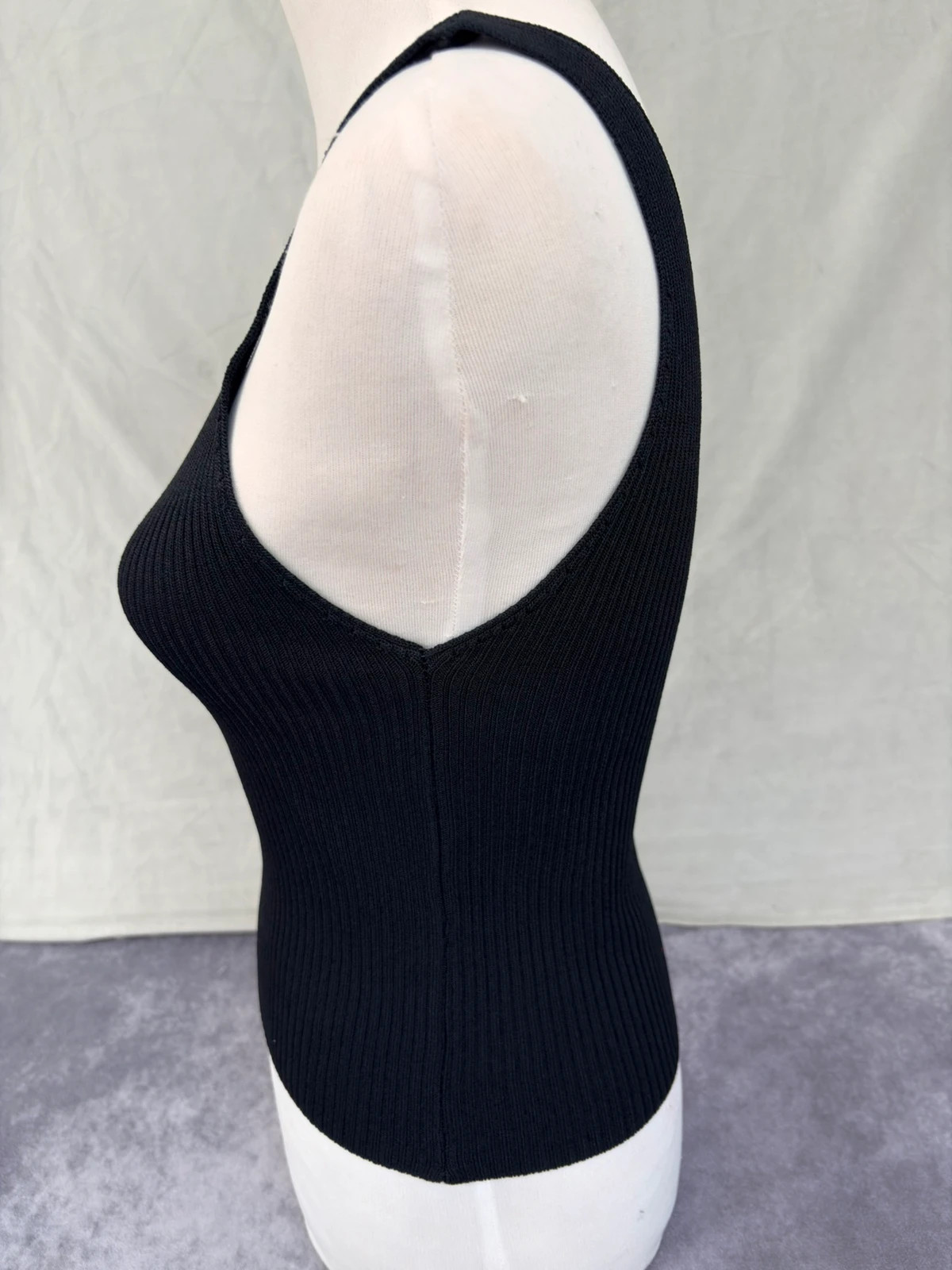 Black Ribbed Knit Tank Top Sleeveless V Neck Blouse Casual Basic Summer Vest Elegant Chic Y2K🌺 – Vintage Dressing – taille Taille unique 5