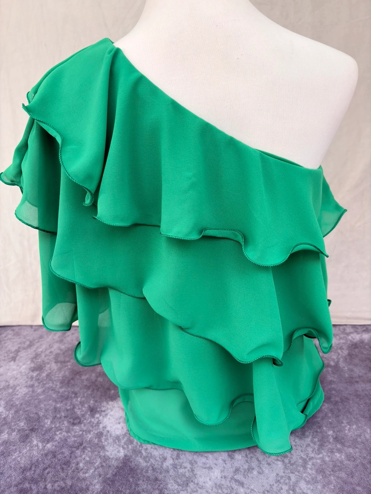 Green One Shoulder Ruffled Layered Chiffon Blouse Elegant Evening Party Wedding Guest Top🌺 – Vintage Dressing – taille Taille unique 5