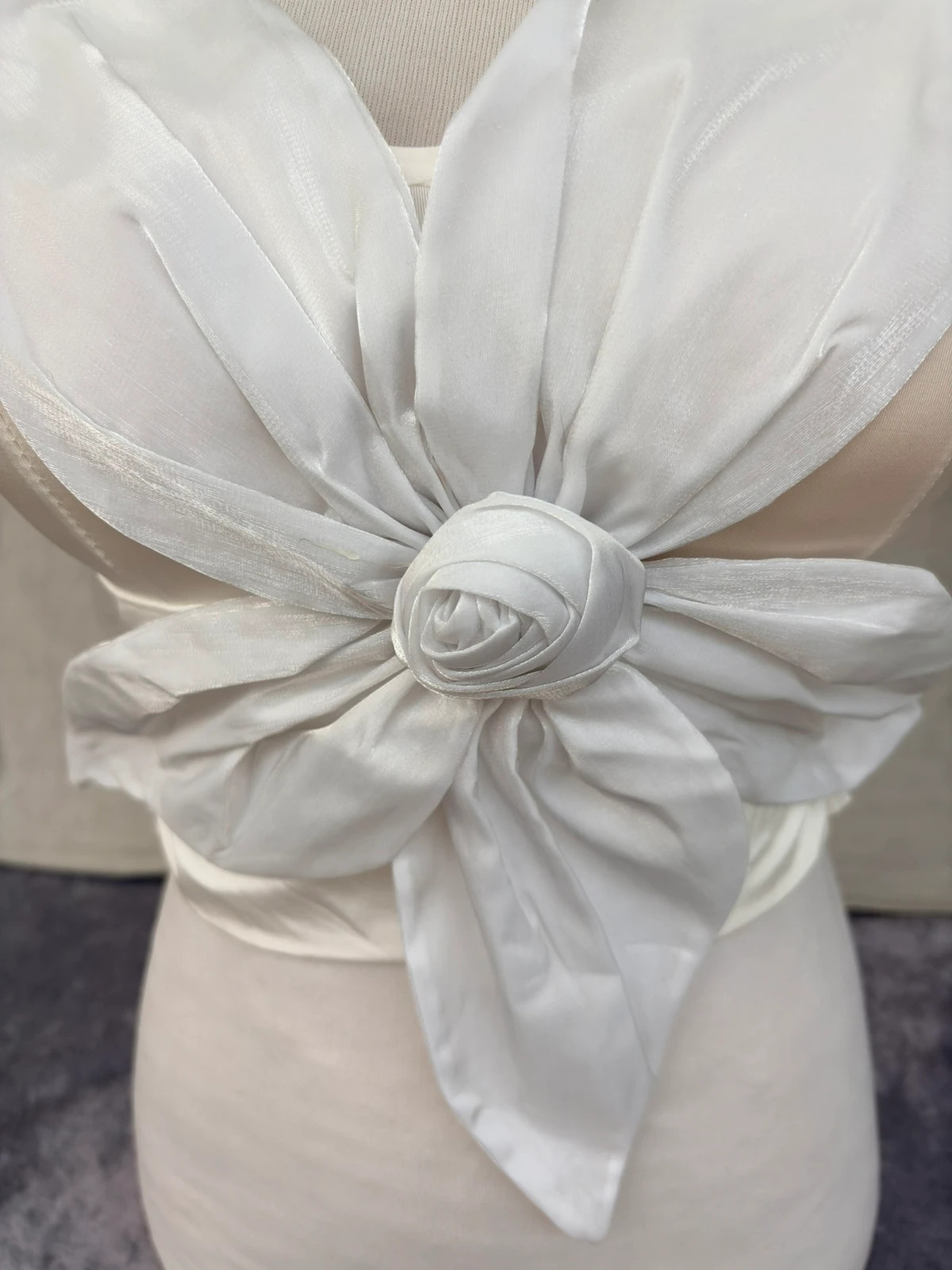 White 3D Flower Crop Top Elegant Satin Camisole Blouse Party Wedding Streetwear Aesthetic🌺 – Vintage Dressing – taille M / 38 / 10 2