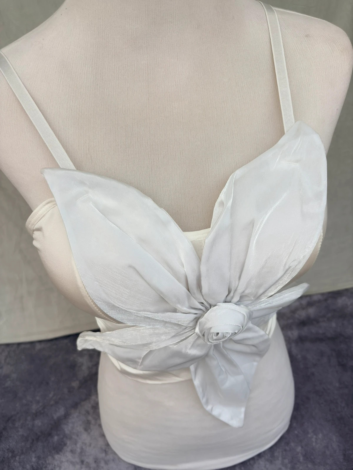 White 3D Flower Crop Top Elegant Satin Camisole Blouse Party Wedding Streetwear Aesthetic🌺 – Vintage Dressing – taille M / 38 / 10 5