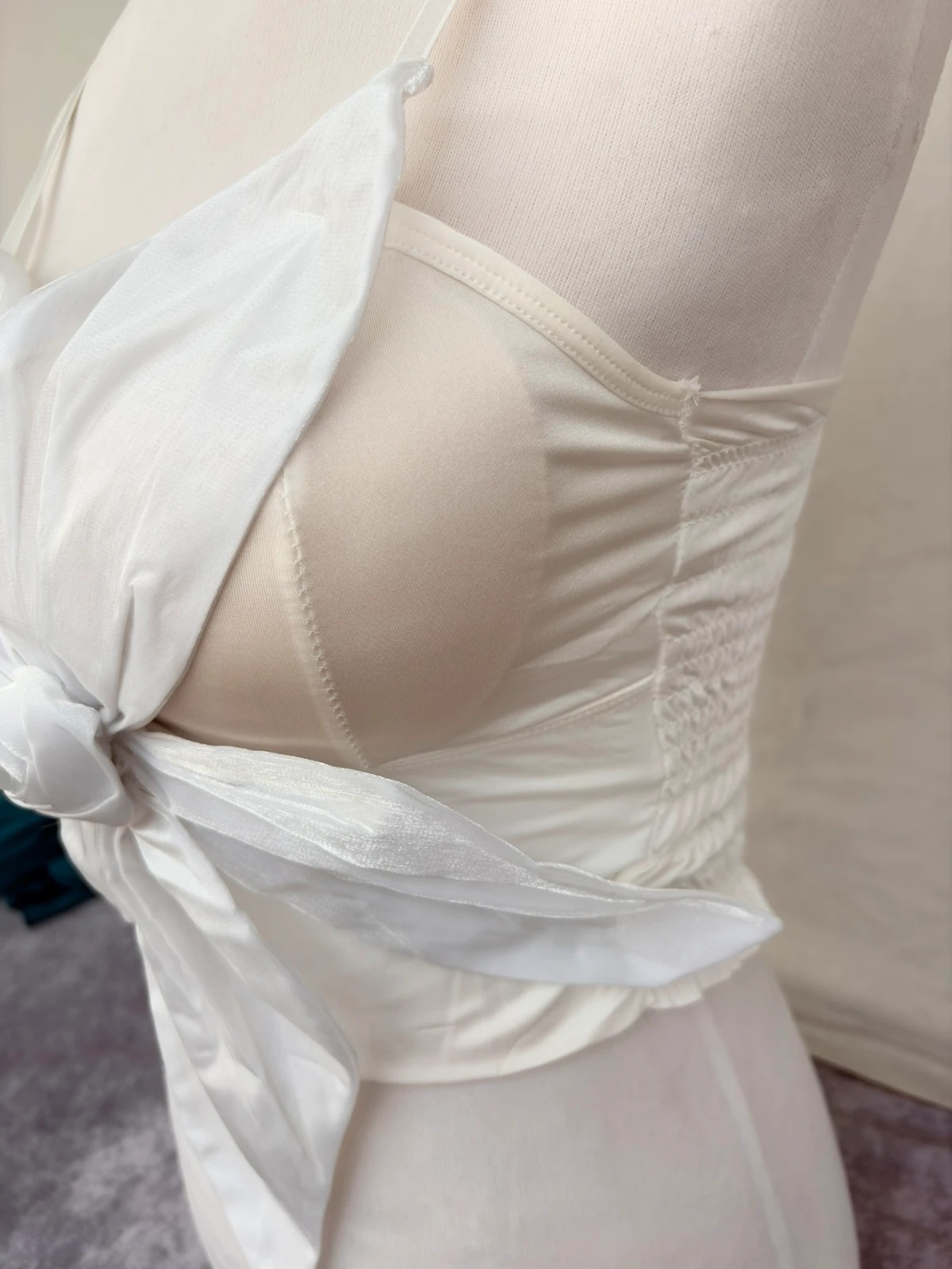 White 3D Flower Crop Top Elegant Satin Camisole Blouse Party Wedding Streetwear Aesthetic🌺 – Vintage Dressing – taille M / 38 / 10 4