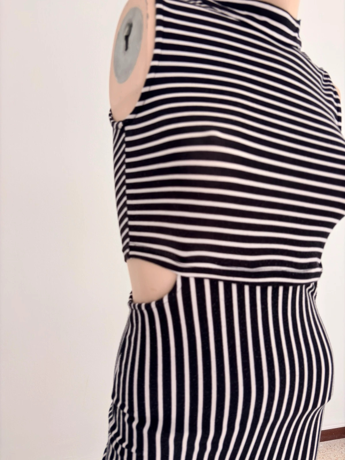 Black and White Striped Midi Dress Cut Out Side Open Back Sleeveless Summer Casual Bodycon🌺 – Vintage Dressing – taille S / 36 / 8 4