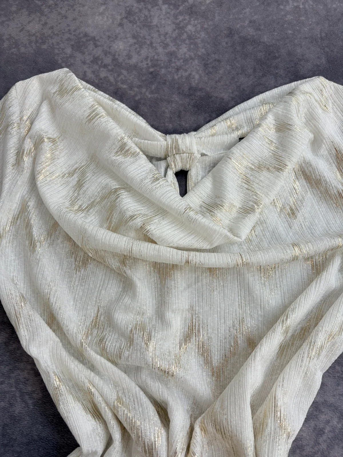 Elegant Cream and Gold Metallic Pattern Long Sleeve Cowl Neck Blouse Top Casual Party Festival🌺 – Vintage Dressing – taille Taille unique 4