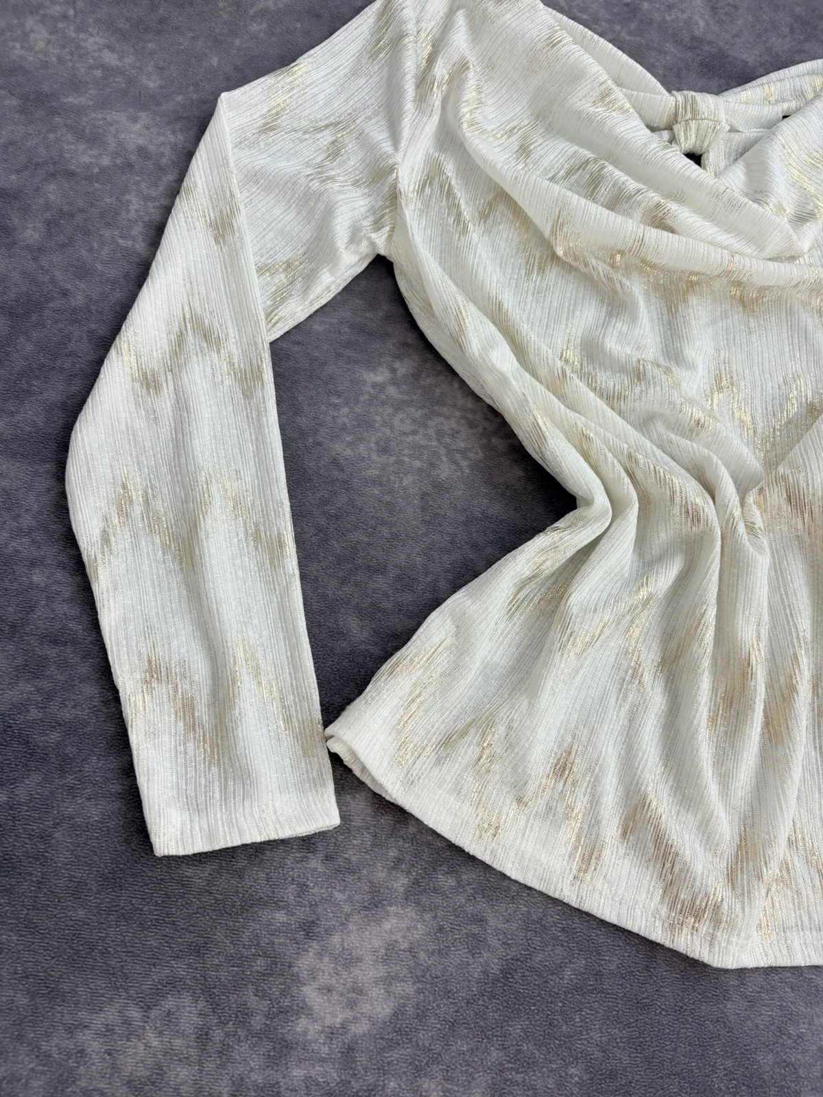 Elegant Cream and Gold Metallic Pattern Long Sleeve Cowl Neck Blouse Top Casual Party Festival🌺 – Vintage Dressing – taille Taille unique 2
