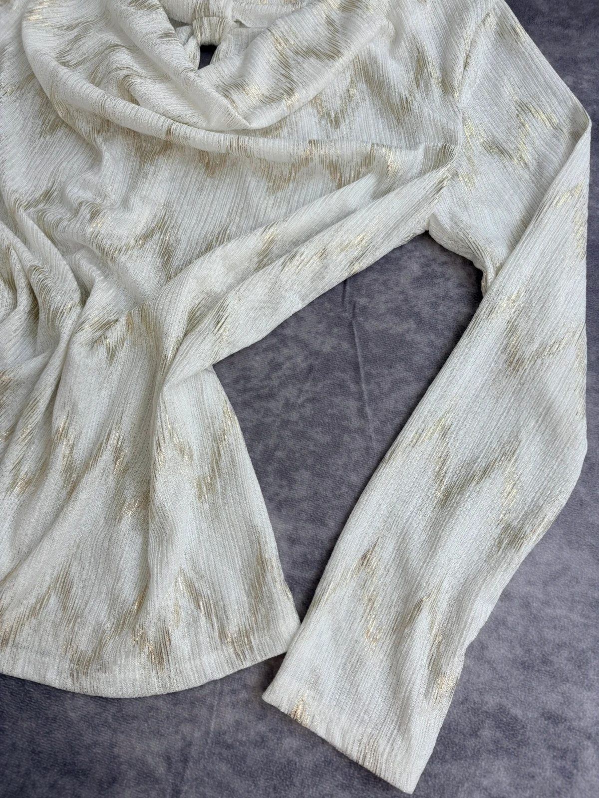 Elegant Cream and Gold Metallic Pattern Long Sleeve Cowl Neck Blouse Top Casual Party Festival🌺 – Vintage Dressing – taille Taille unique 3