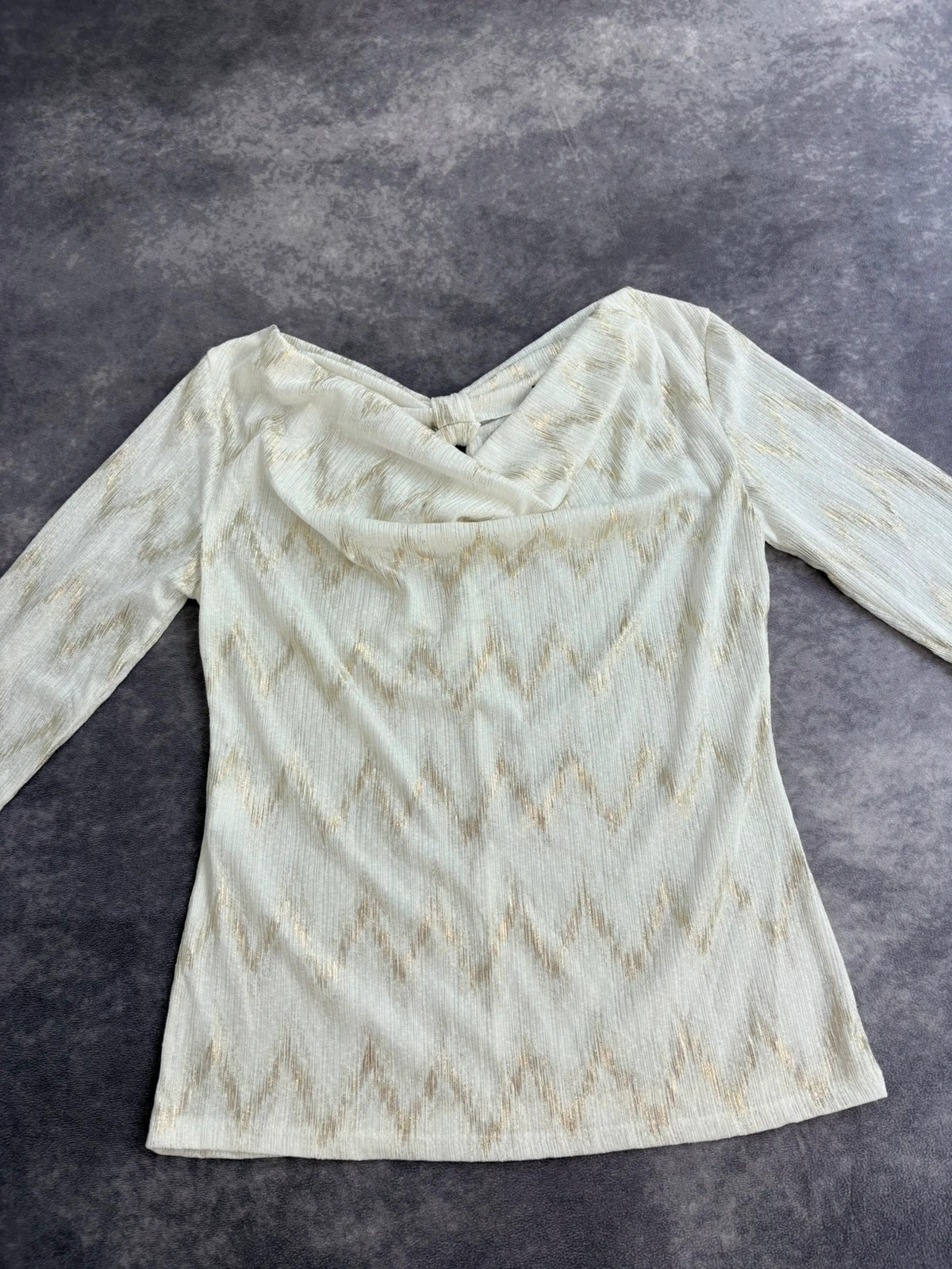 Elegant Cream and Gold Metallic Pattern Long Sleeve Cowl Neck Blouse Top Casual Party Festival🌺 – Vintage Dressing – taille Taille unique 5