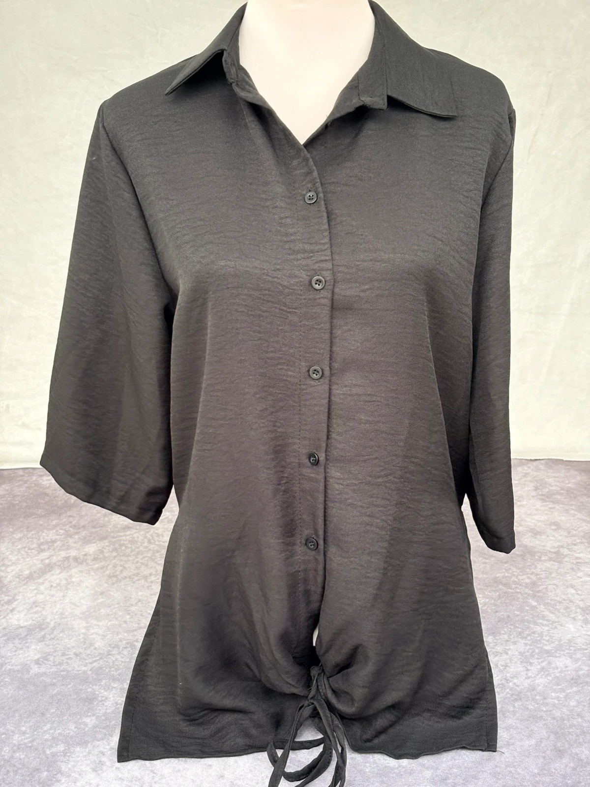 Black Button Up Shirt With Front Tie Detail Short Sleeve Textured Lightweight Blouse Top🌺 – Vintage Dressing – taille Taille unique