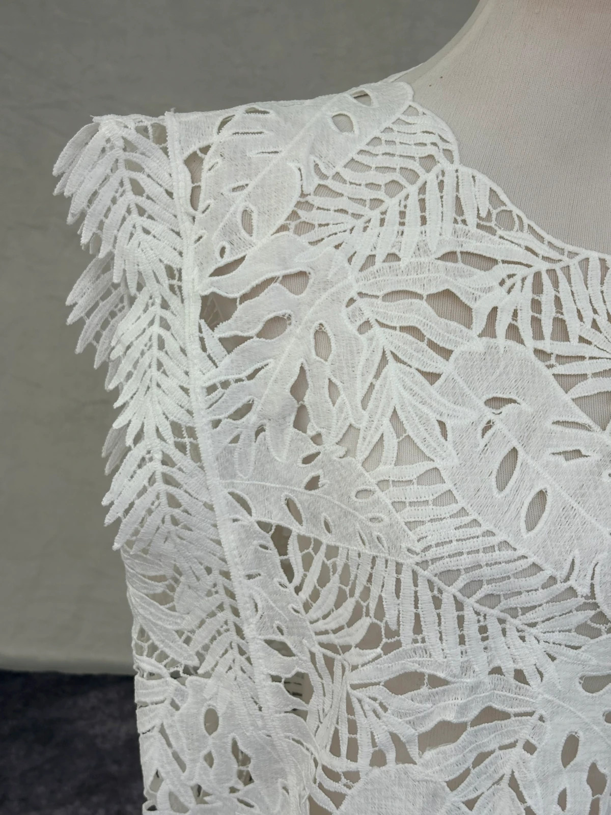 White lace cutout tropical leaf crochet sleeveless top elegant summer blouse beach cover up TU🌺 – Vintage Dressing – taille Taille unique 2