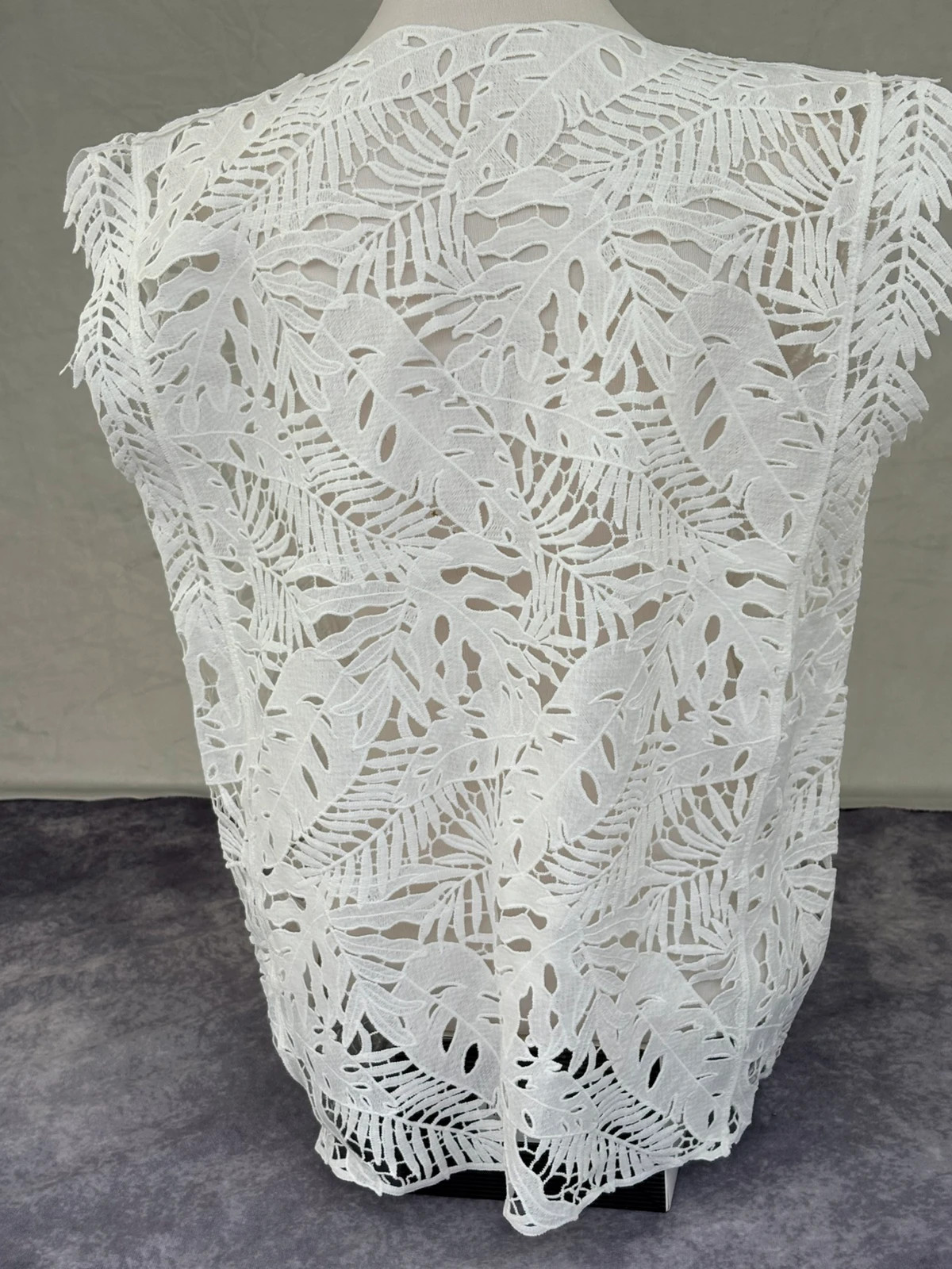 White lace cutout tropical leaf crochet sleeveless top elegant summer blouse beach cover up TU🌺 – Vintage Dressing – taille Taille unique 4