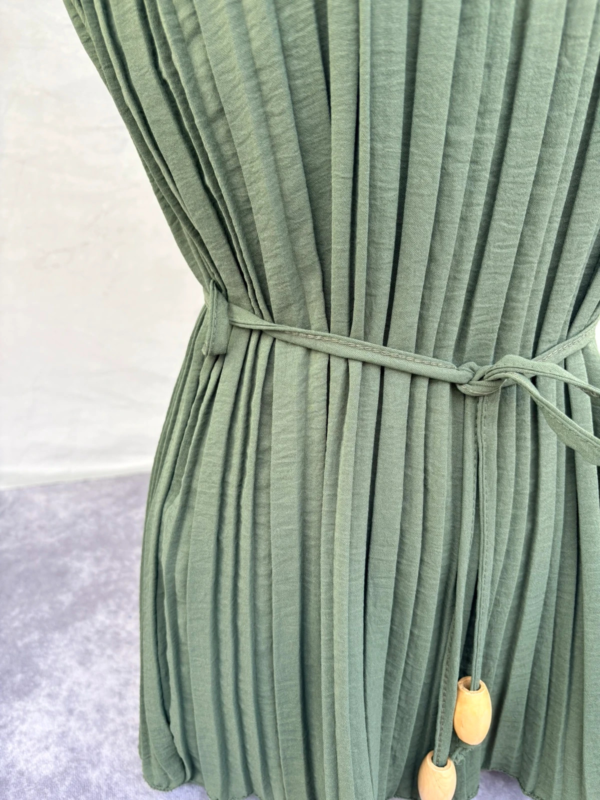 Khaki green pleated sleeveless top with elastic neck and adjustable waist tie belt made in italy🌺 – Vintage Dressing – taille Taille unique 3