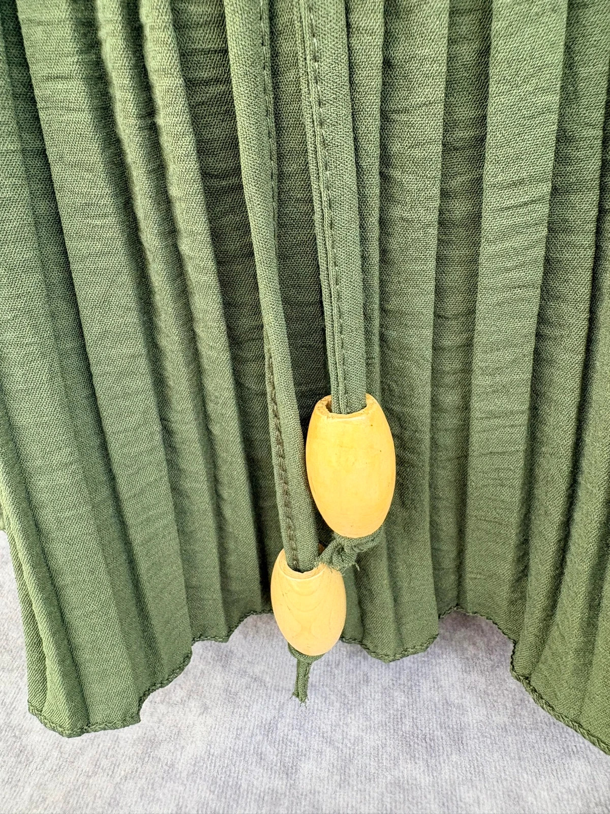 Khaki green pleated sleeveless top with elastic neck and adjustable waist tie belt made in italy🌺 – Vintage Dressing – taille Taille unique 2