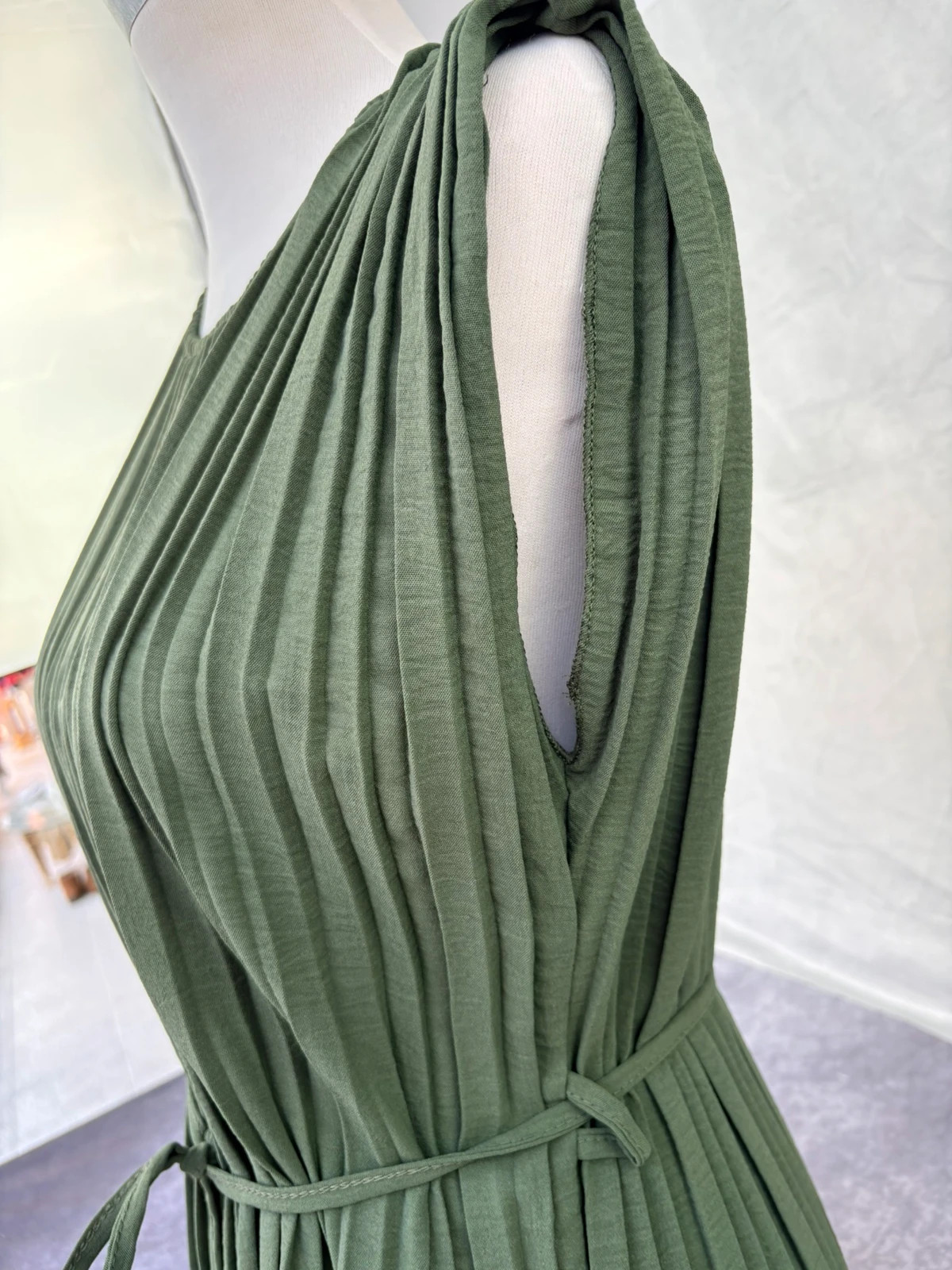 Khaki green pleated sleeveless top with elastic neck and adjustable waist tie belt made in italy🌺 – Vintage Dressing – taille Taille unique 4