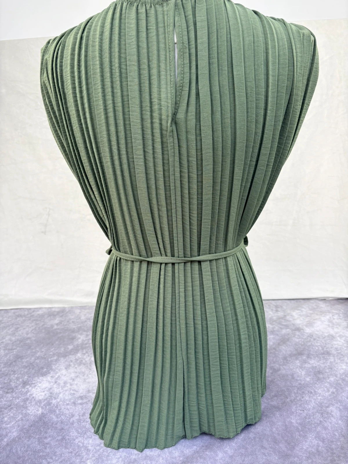 Khaki green pleated sleeveless top with elastic neck and adjustable waist tie belt made in italy🌺 – Vintage Dressing – taille Taille unique 5