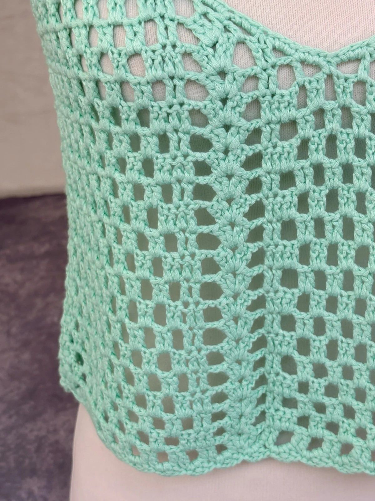 Vintage Mint Green Crochet Knit Summer Camisole Crop Top Open Stitch Strappy Boho Festival Vest🌺 – Vintage Dressing – taille Taille unique 2