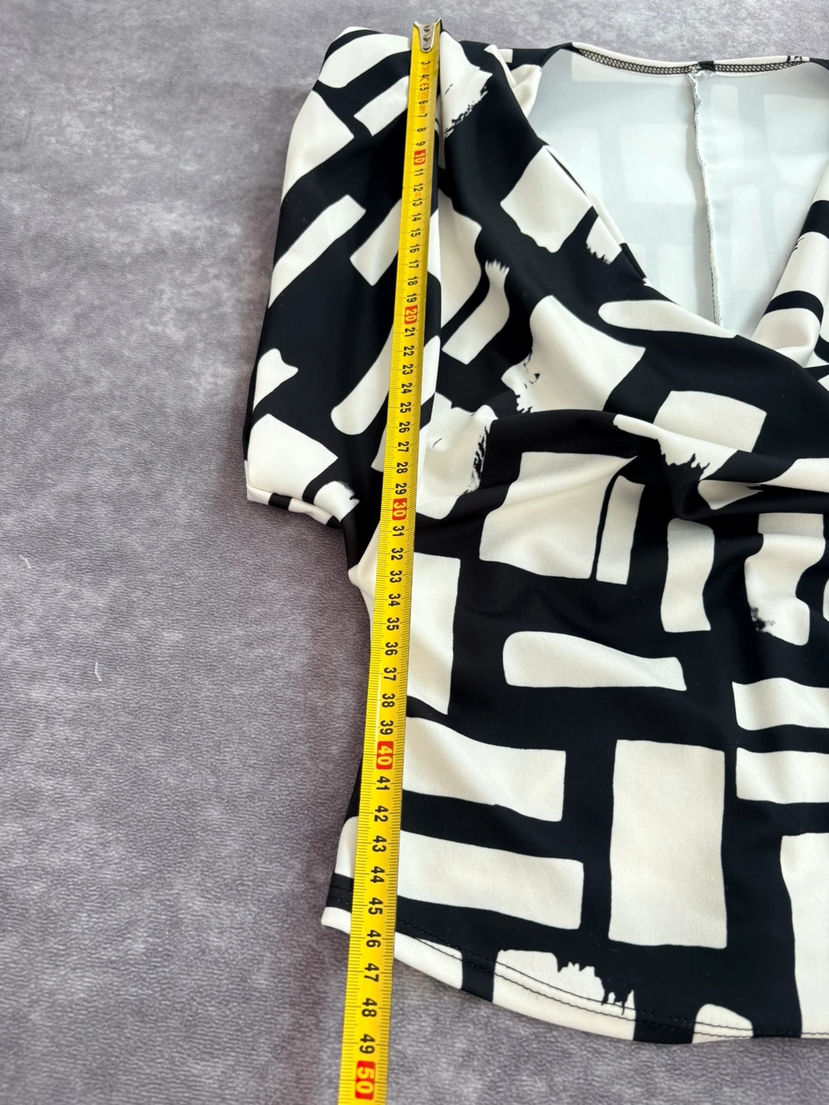 Black and White Geometric Pattern Drape Neck Blouse Short Sleeve Elegant Party Top for Women🌺 – Vintage Dressing – taille Taille unique 3