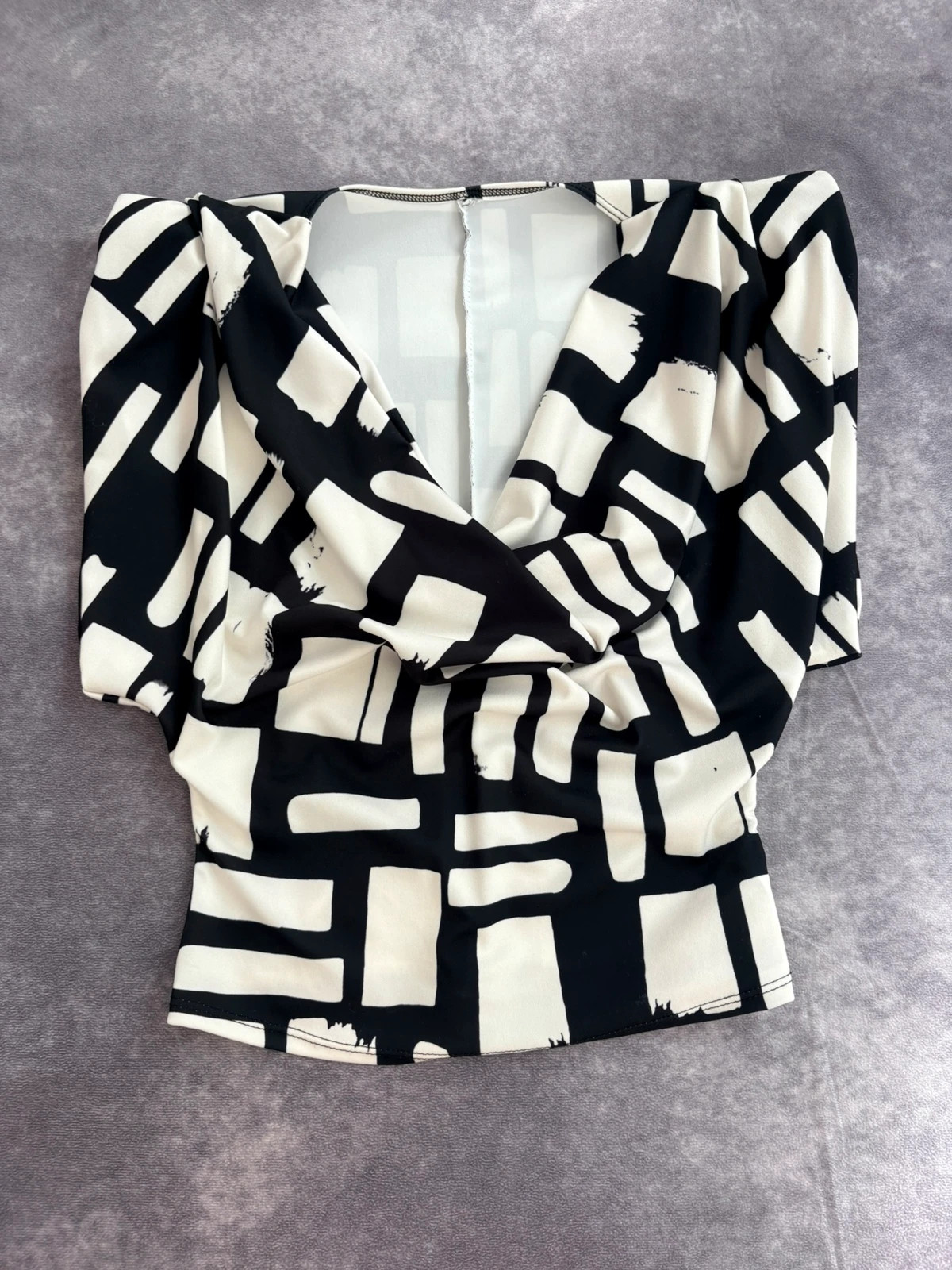 Black and White Geometric Pattern Drape Neck Blouse Short Sleeve Elegant Party Top for Women🌺 – Vintage Dressing – taille Taille unique