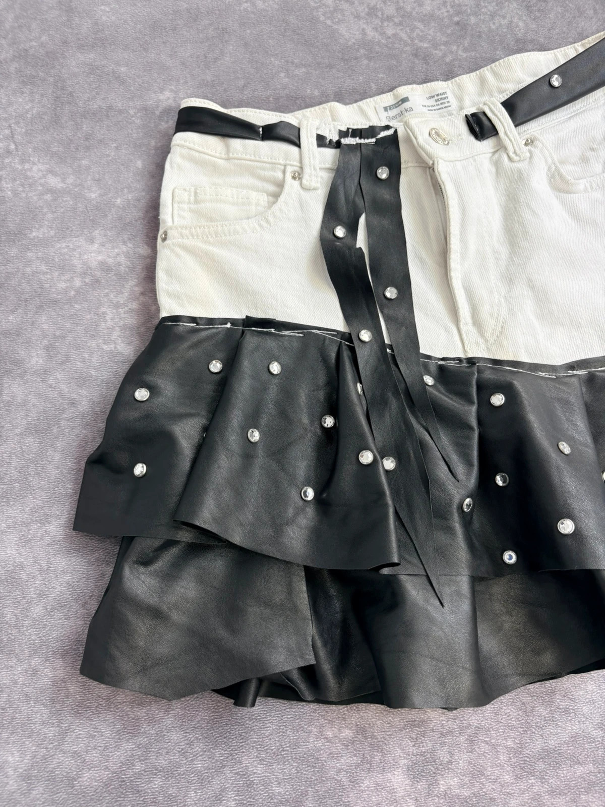 White Denim and Black faux Leather Ruffle Mini Skirt with Rhinestones Brand Low Waist Size 38🌺 – Vintage Dressing – taille M / 38 / 10 2