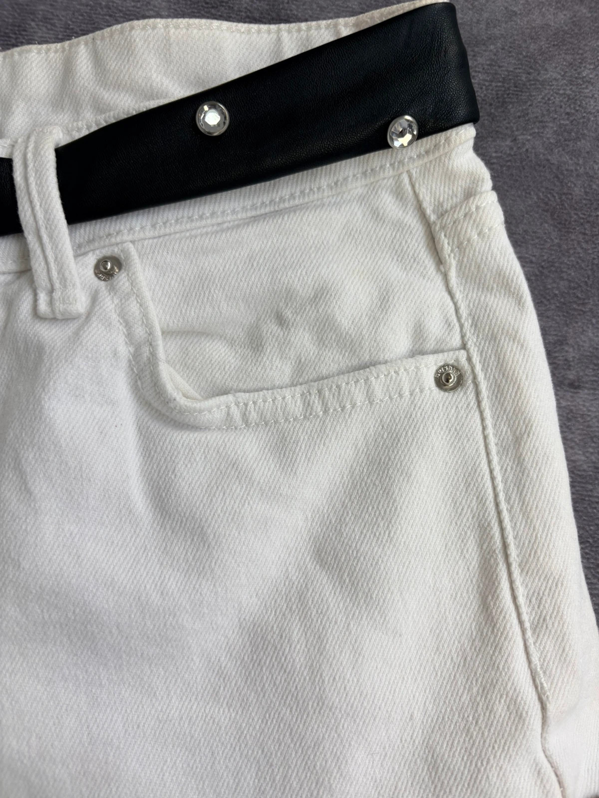 White Denim and Black faux Leather Ruffle Mini Skirt with Rhinestones Brand Low Waist Size 38🌺 – Vintage Dressing – taille M / 38 / 10 4