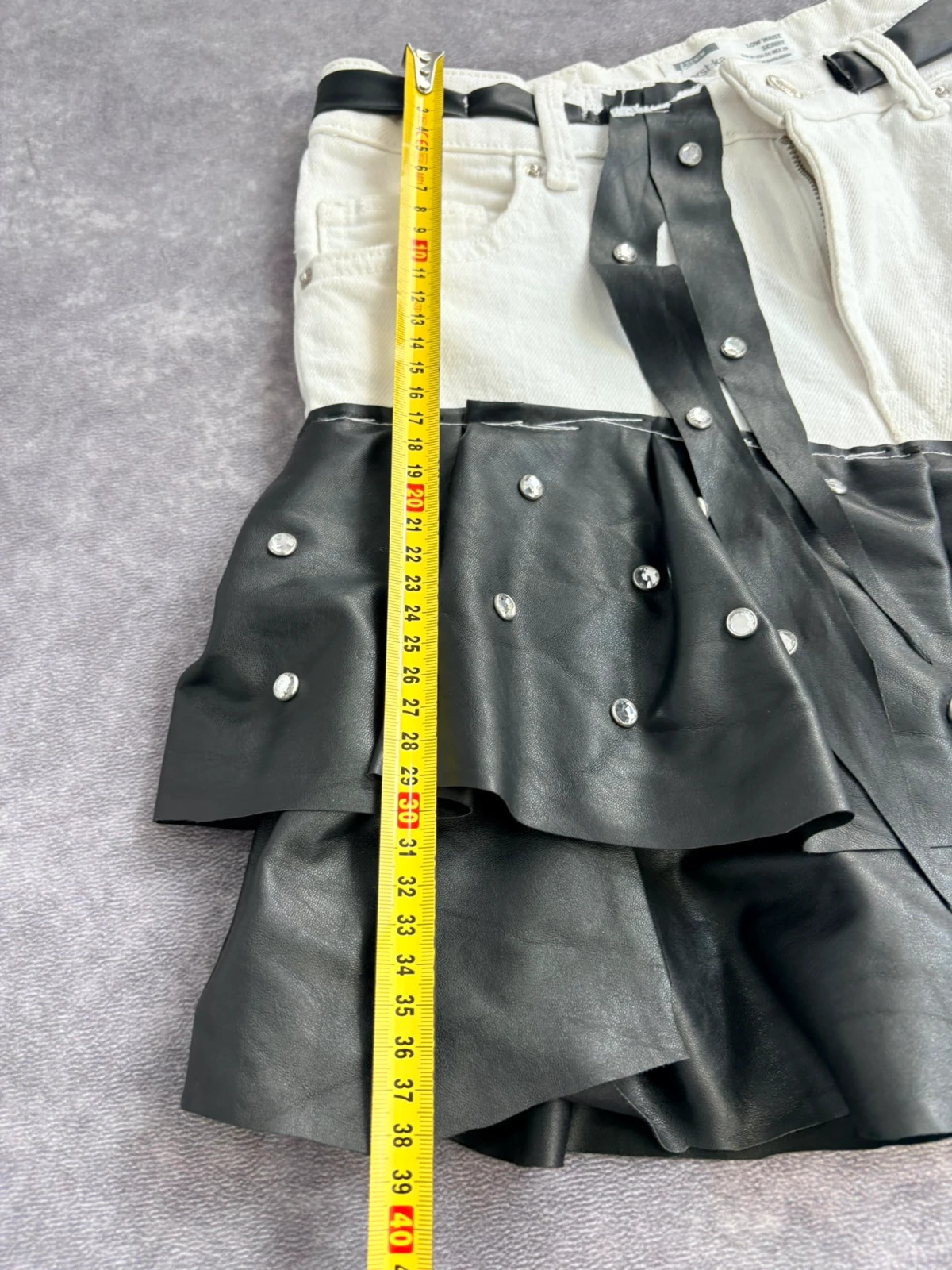 White Denim and Black faux Leather Ruffle Mini Skirt with Rhinestones Brand Low Waist Size 38🌺 – Vintage Dressing – taille M / 38 / 10 5