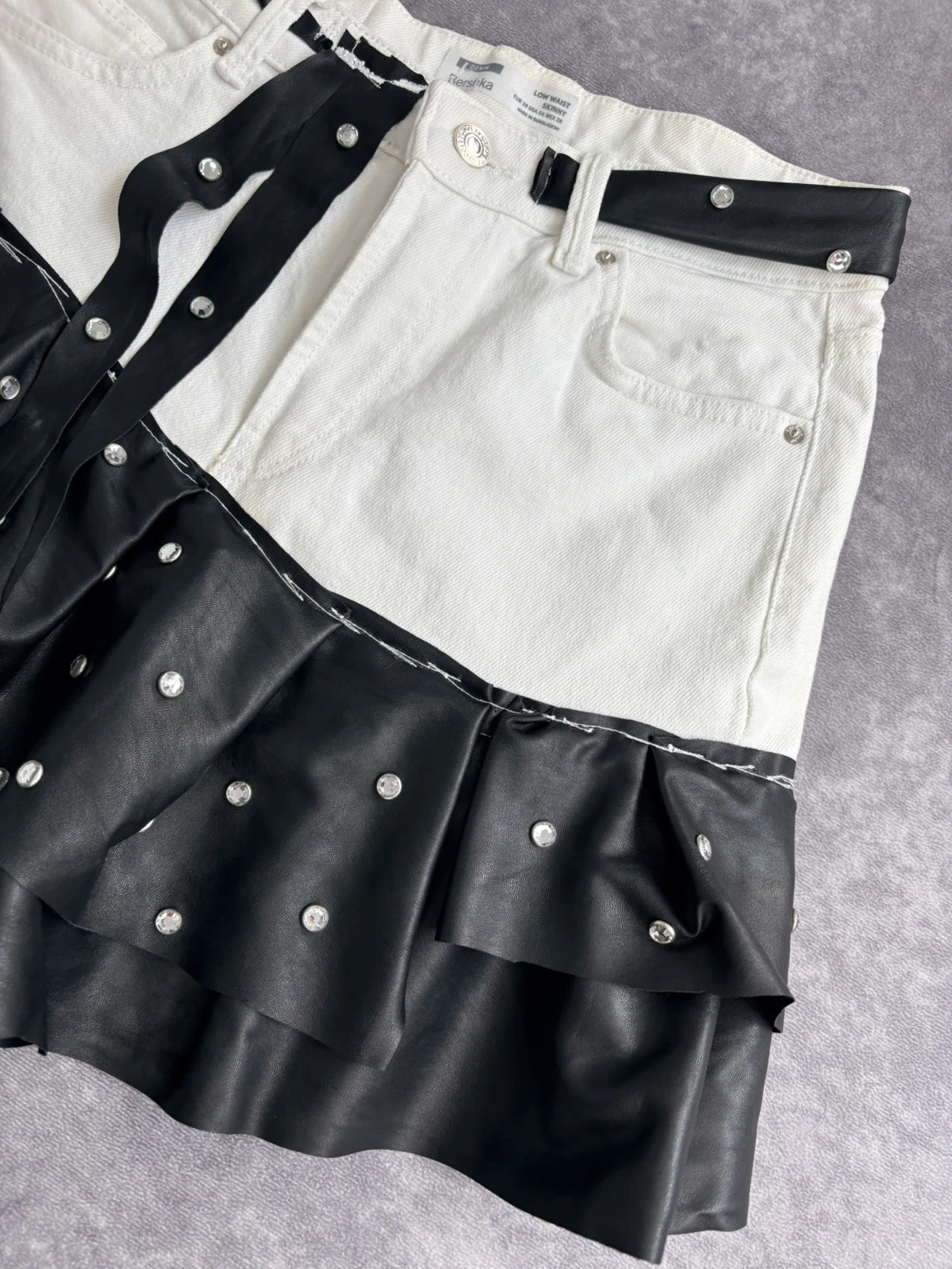 White Denim and Black faux Leather Ruffle Mini Skirt with Rhinestones Brand Low Waist Size 38🌺 – Vintage Dressing – taille M / 38 / 10 3