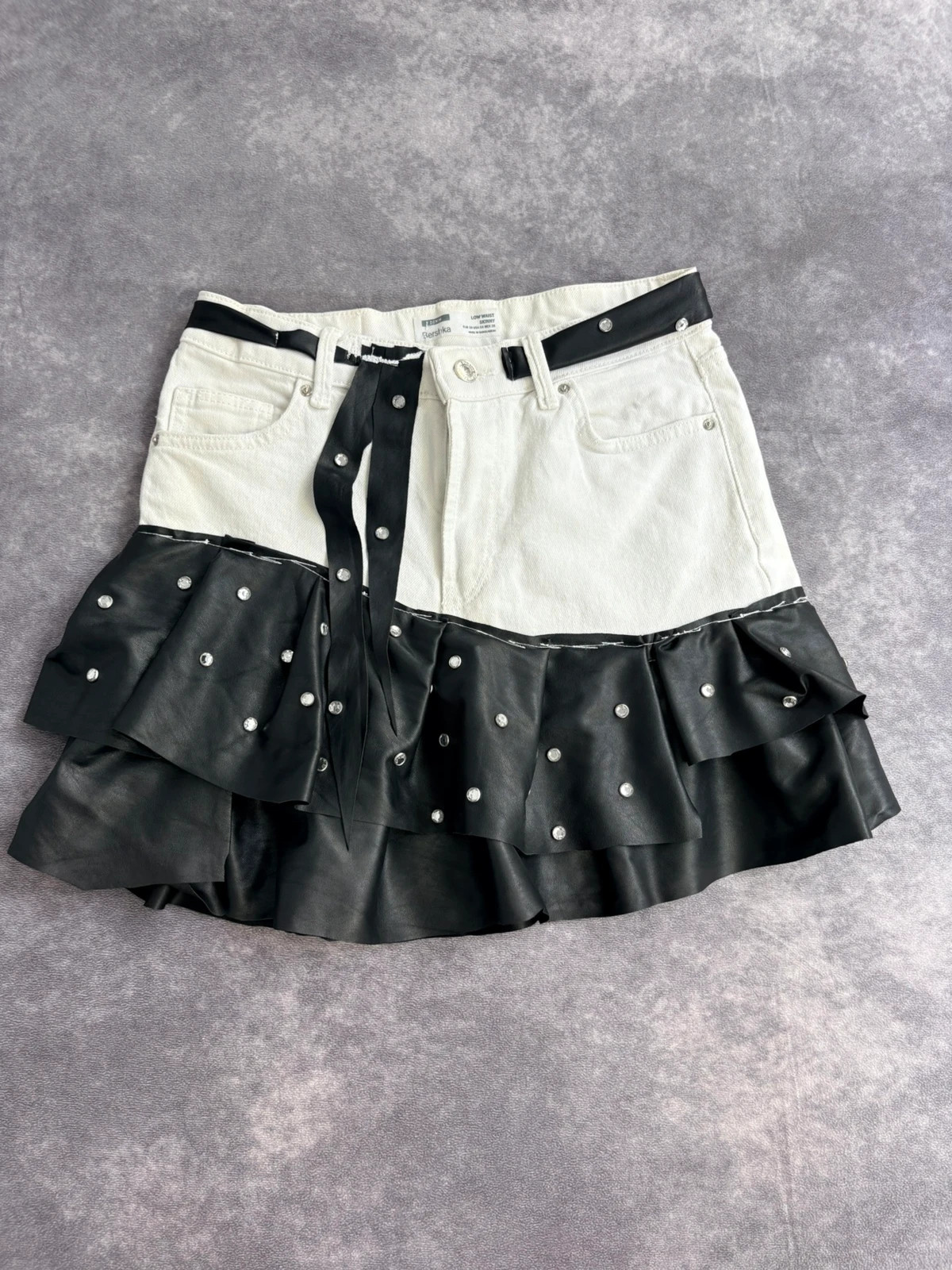 White Denim and Black faux Leather Ruffle Mini Skirt with Rhinestones Brand Low Waist Size 38🌺 – Vintage Dressing – taille M / 38 / 10