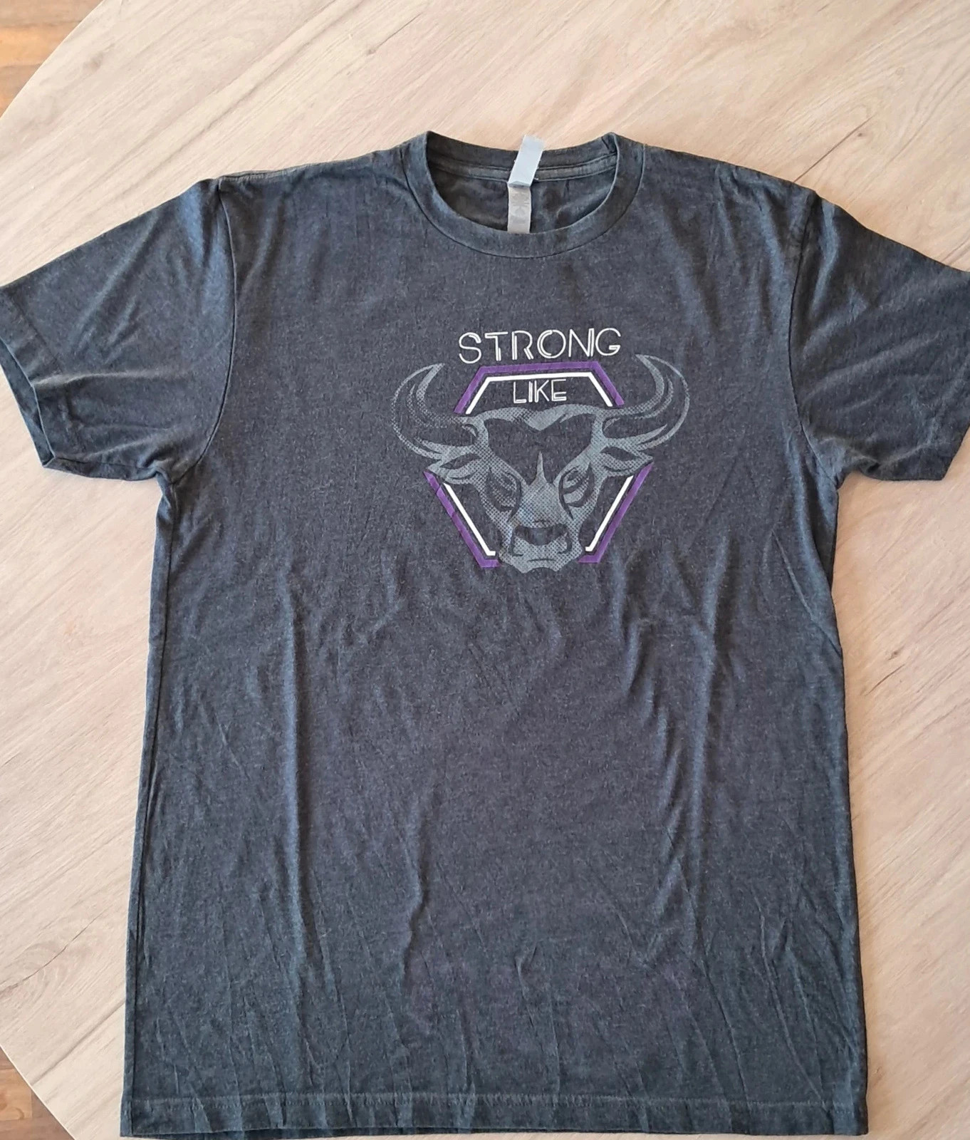 T-shirt Taureau Gris Violet Taille M Strong Like Bull – Next Level – taille M 2