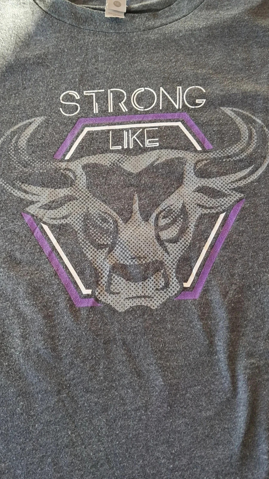 T-shirt Taureau Gris Violet Taille M Strong Like Bull – Next Level – taille M 5