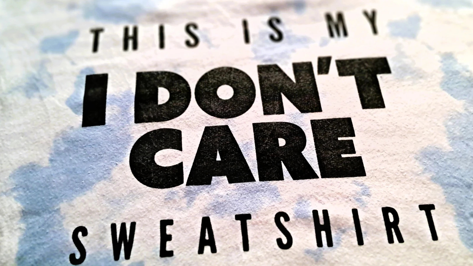 Sweat-shirt Slogan Streetwear Tie Dye Blanc Bleu “I Don’t Care” Taille M – Vintage Dressing – taille M / 38 / 10 3