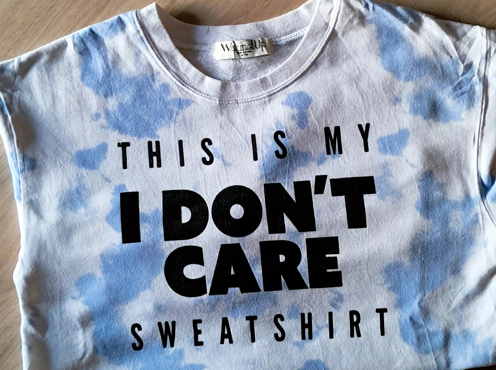 Sweat-shirt Slogan Streetwear Tie Dye Blanc Bleu “I Don’t Care” Taille M – Vintage Dressing – taille M / 38 / 10 4